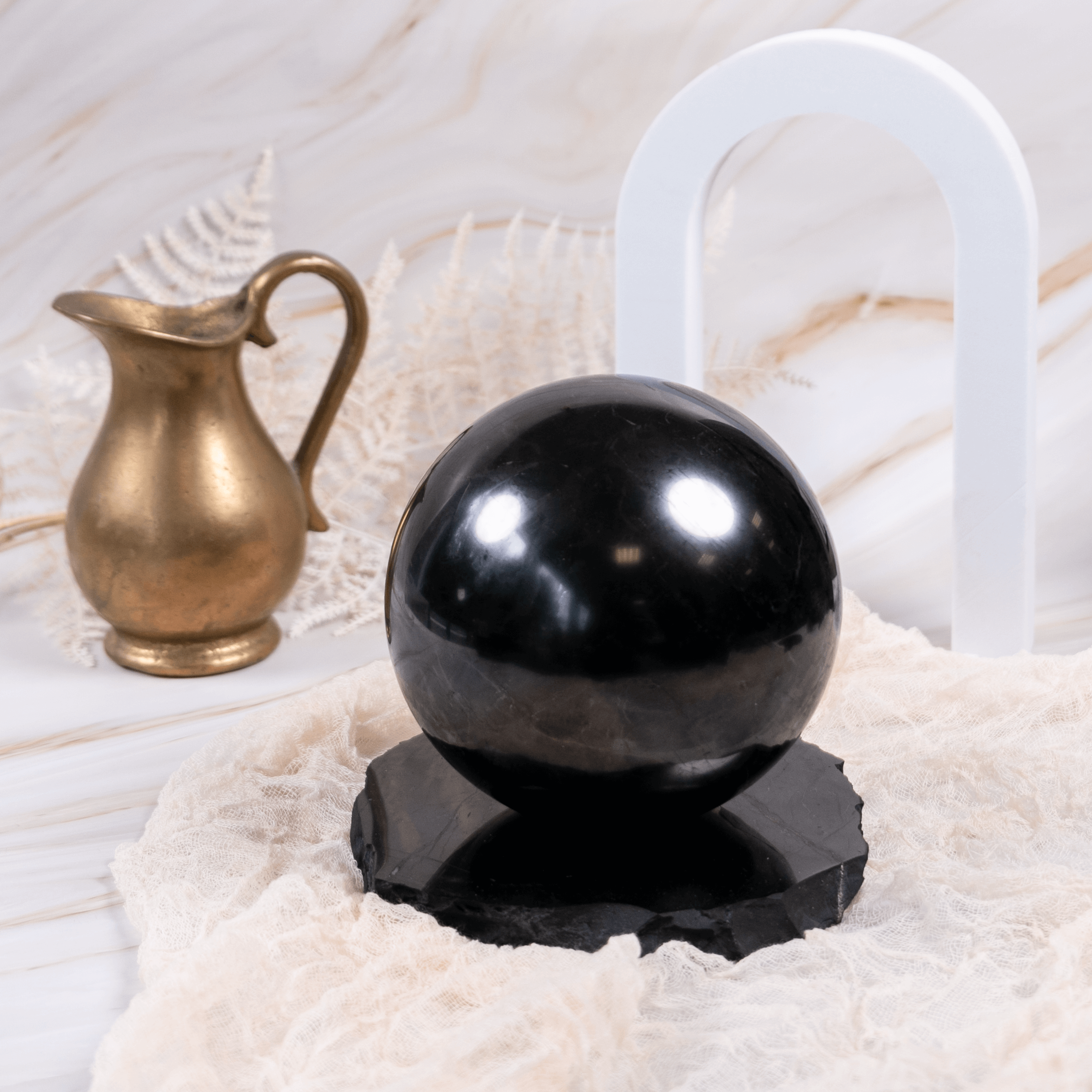 Schungit Shungit Edelschungit schwarz Edelstein Kristall Glücksbringer Talisman Heilstein poliert Strahlung Energie Strahlenschutz Schutz Elektrosmog Reinigung Erdung Annurah deutscher Onlineshop Halter Kugelständer Kugel Kugelhalter Platte Untersetzer Kugel sphere