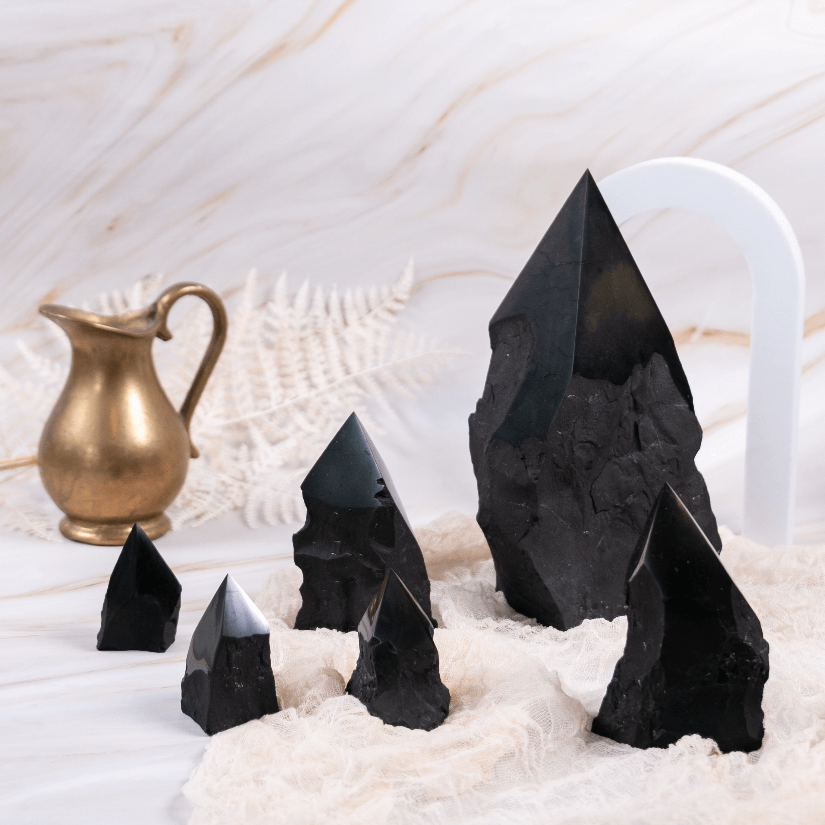 Schungit Shungit Edelschungit schwarz Edelstein Kristall Glücksbringer Talisman Heilstein poliert Strahlung Energie Strahlenschutz Schutz Elektrosmog Reinigung Erdung Annurah deutscher Onlineshop Spitze Turm Rohspitze Rohturm halbpoliert poliert Rohstein spitz eckig Venen Glitzer Magic Spiritualität