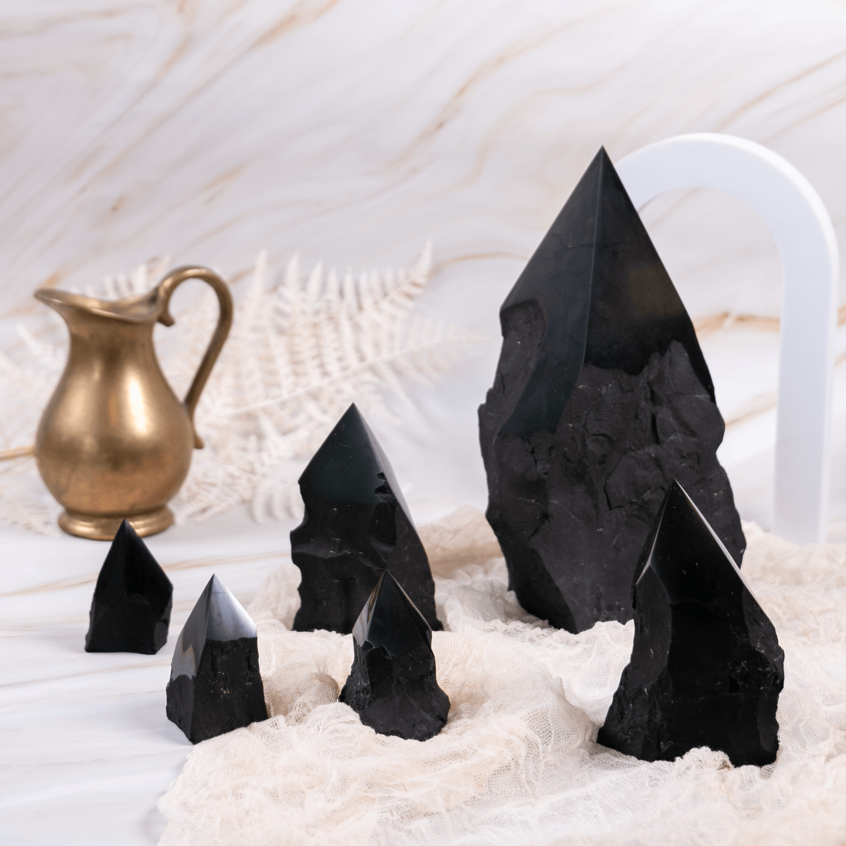 Schungit Shungit Edelschungit schwarz Edelstein Kristall Glücksbringer Talisman Heilstein poliert Strahlung Energie Strahlenschutz Schutz Elektrosmog Reinigung Erdung Annurah deutscher Onlineshop Spitze Turm Rohspitze Rohturm halbpoliert poliert Rohstein