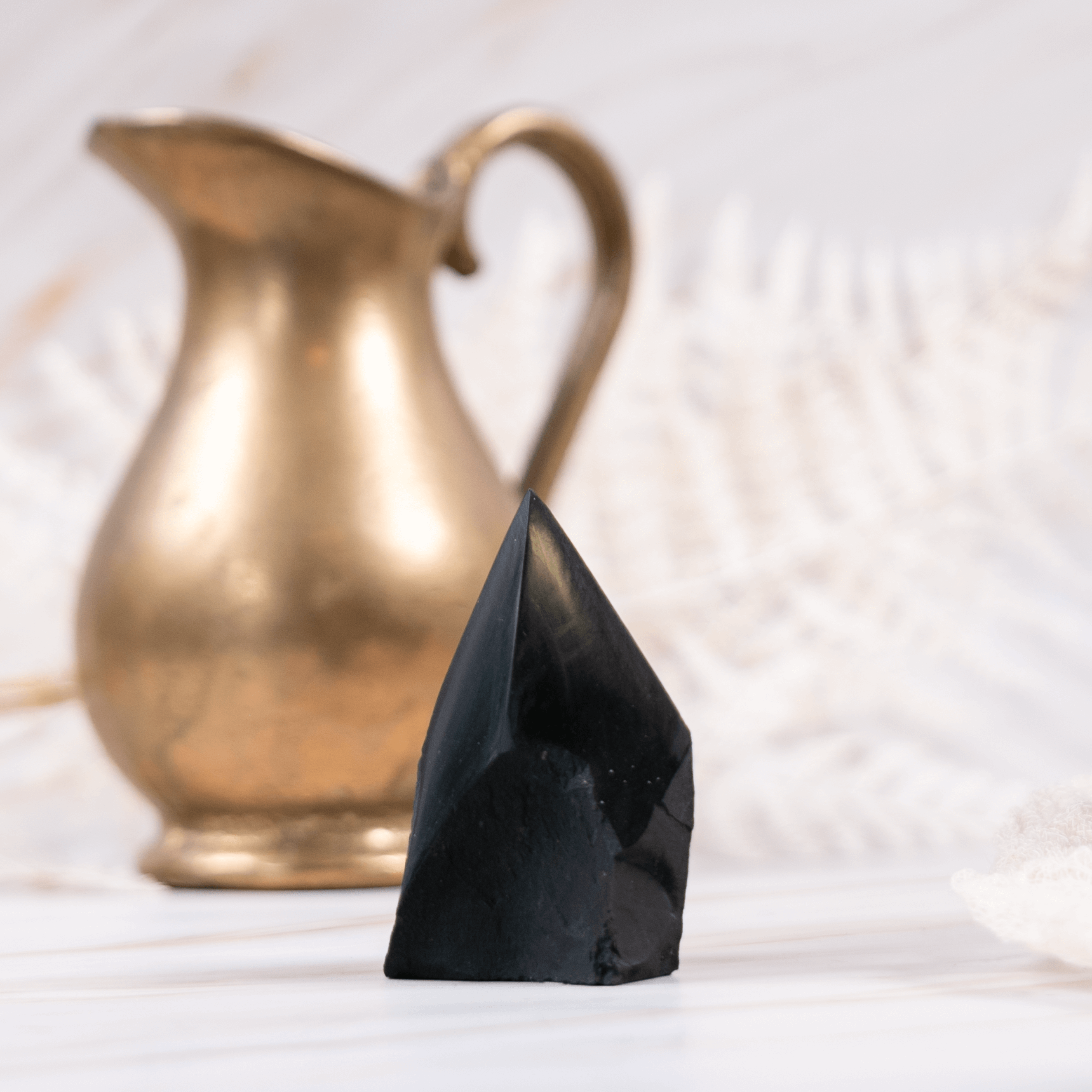 Schungit Shungit Edelschungit schwarz Edelstein Kristall Glücksbringer Talisman Heilstein poliert Strahlung Energie Strahlenschutz Schutz Elektrosmog Reinigung Erdung Annurah deutscher Onlineshop Spitze Turm Rohspitze Rohturm halbpoliert poliert Rohstein Annurah Energie energy Chakra