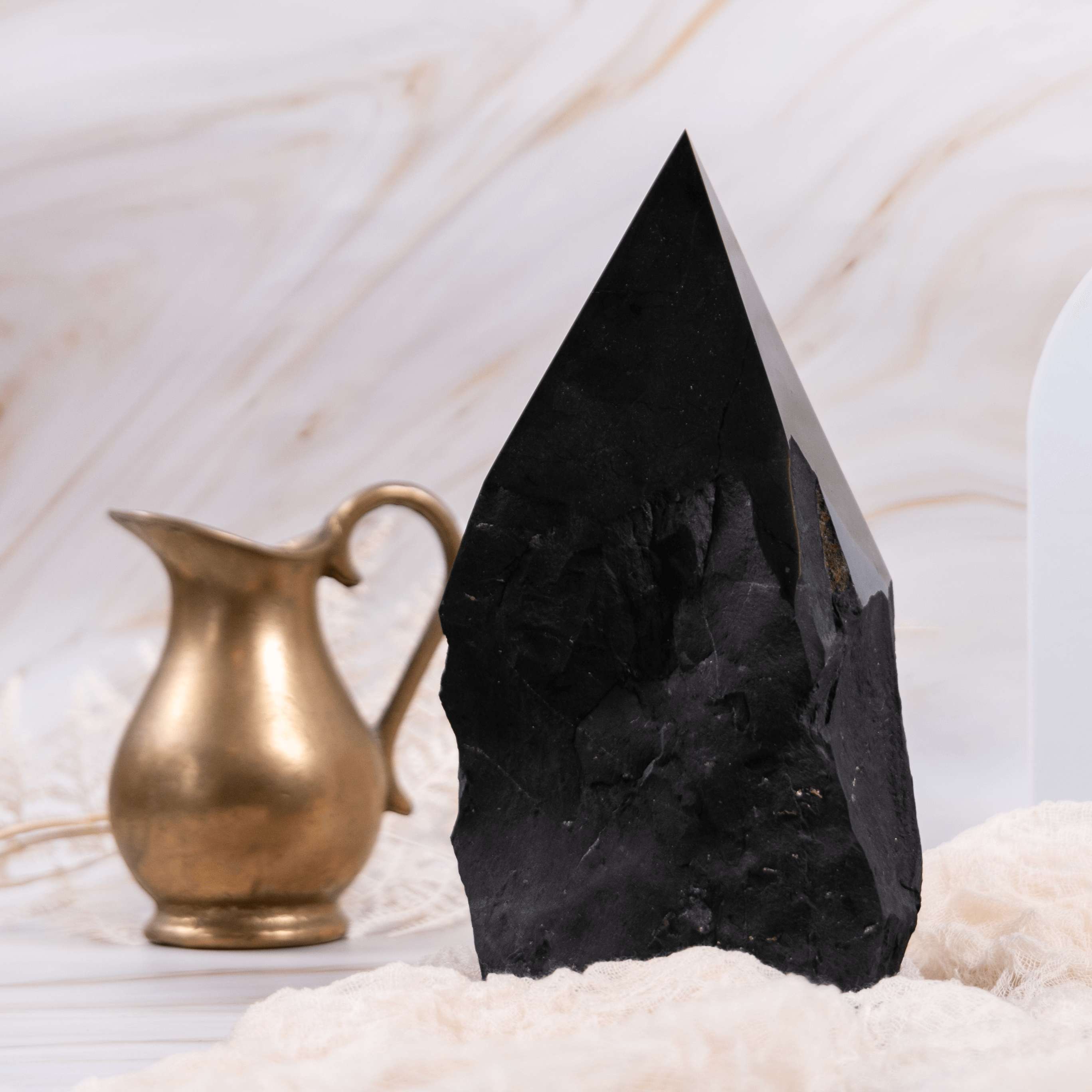 Schungit Shungit Edelschungit schwarz Edelstein Kristall Glücksbringer Talisman Heilstein poliert Strahlung Energie Strahlenschutz Schutz Elektrosmog Reinigung Erdung Annurah deutscher Onlineshop Spitze Turm Rohspitze Rohturm halbpoliert poliert Rohstein Schutzstein