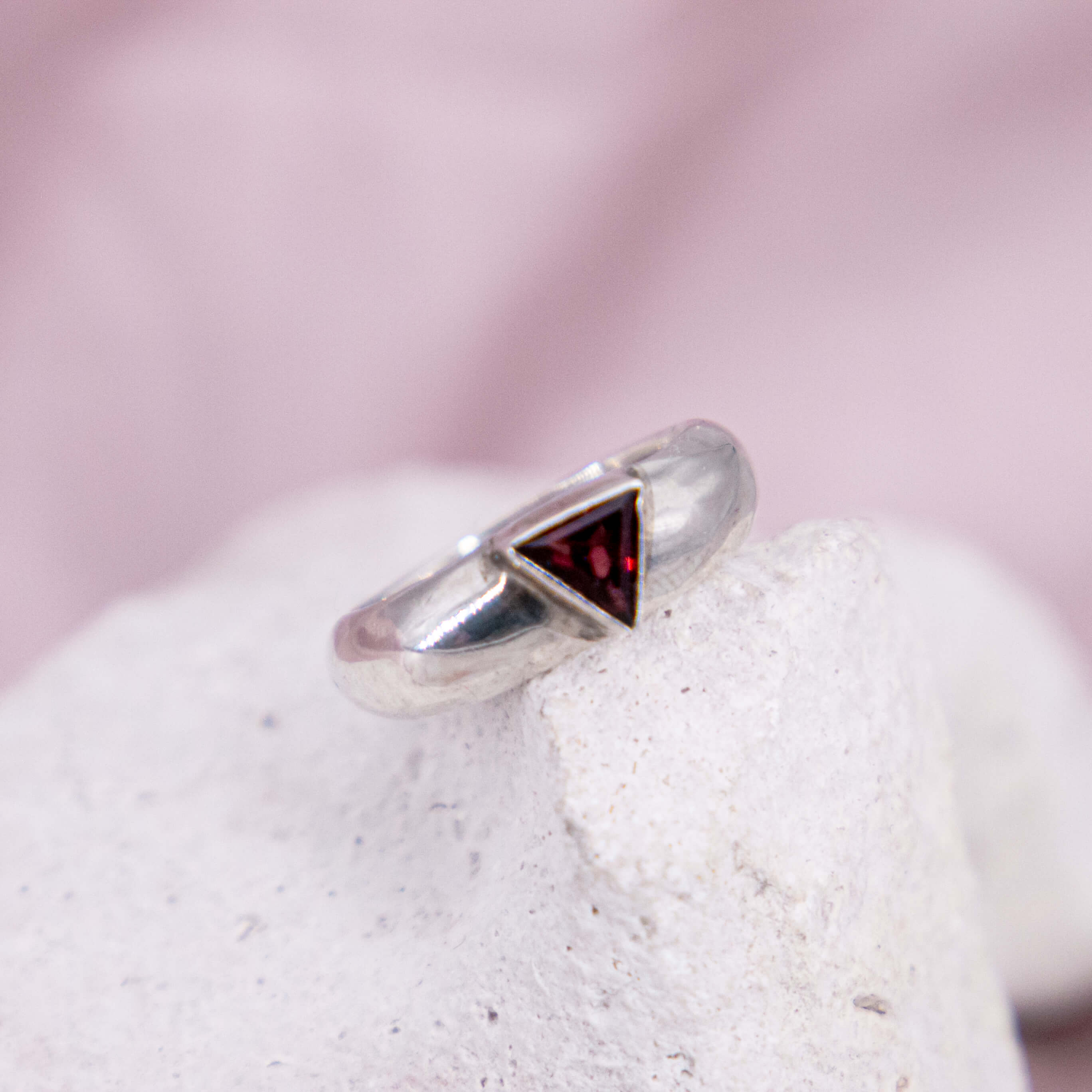 Granat Triangle Ring