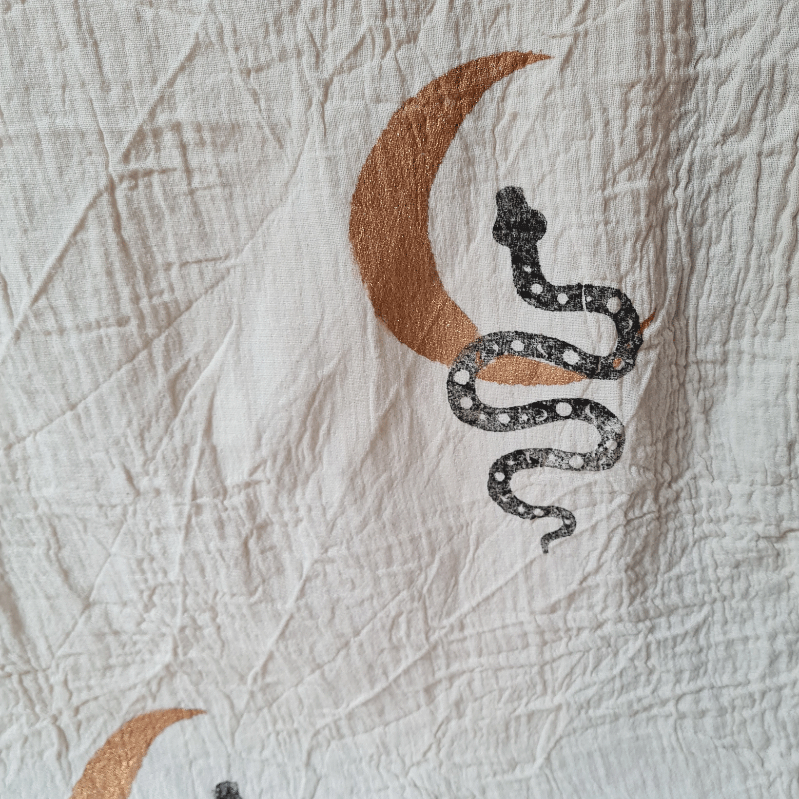 Annurah Tagesdecke Decke Musselin Schlangen Mond Magie Spiritualität beige schwarz gold witchy Details Natur handgemacht