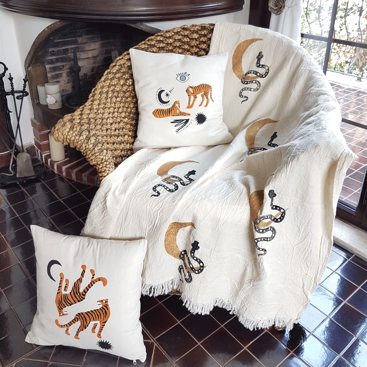 Annurah Tagesdecke Decke Musselin Schlangen Mond Magie Spiritualität beige schwarz gold witchy Kissen Sessel Hexe