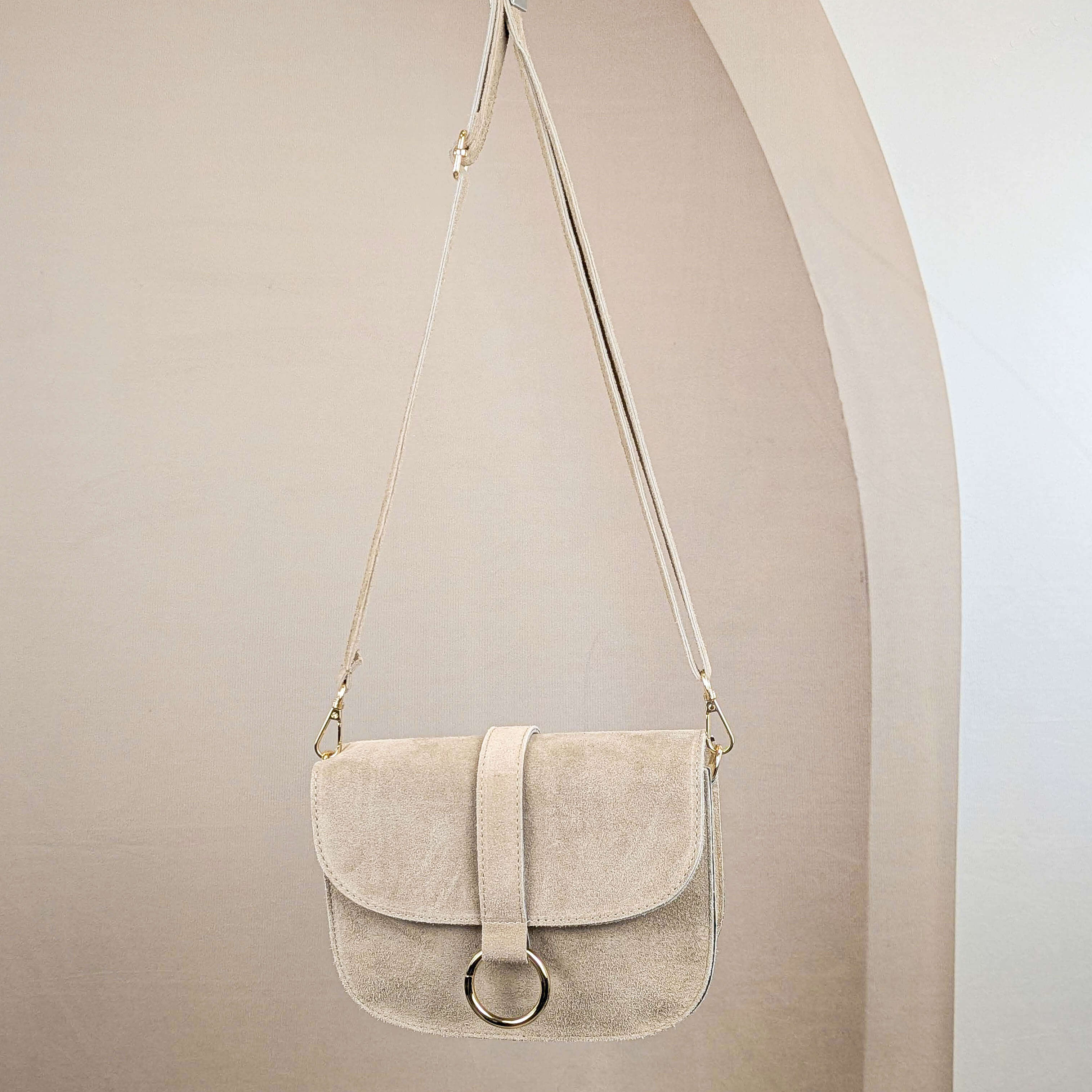 Umhängetasche mit goldenem Detail Creme