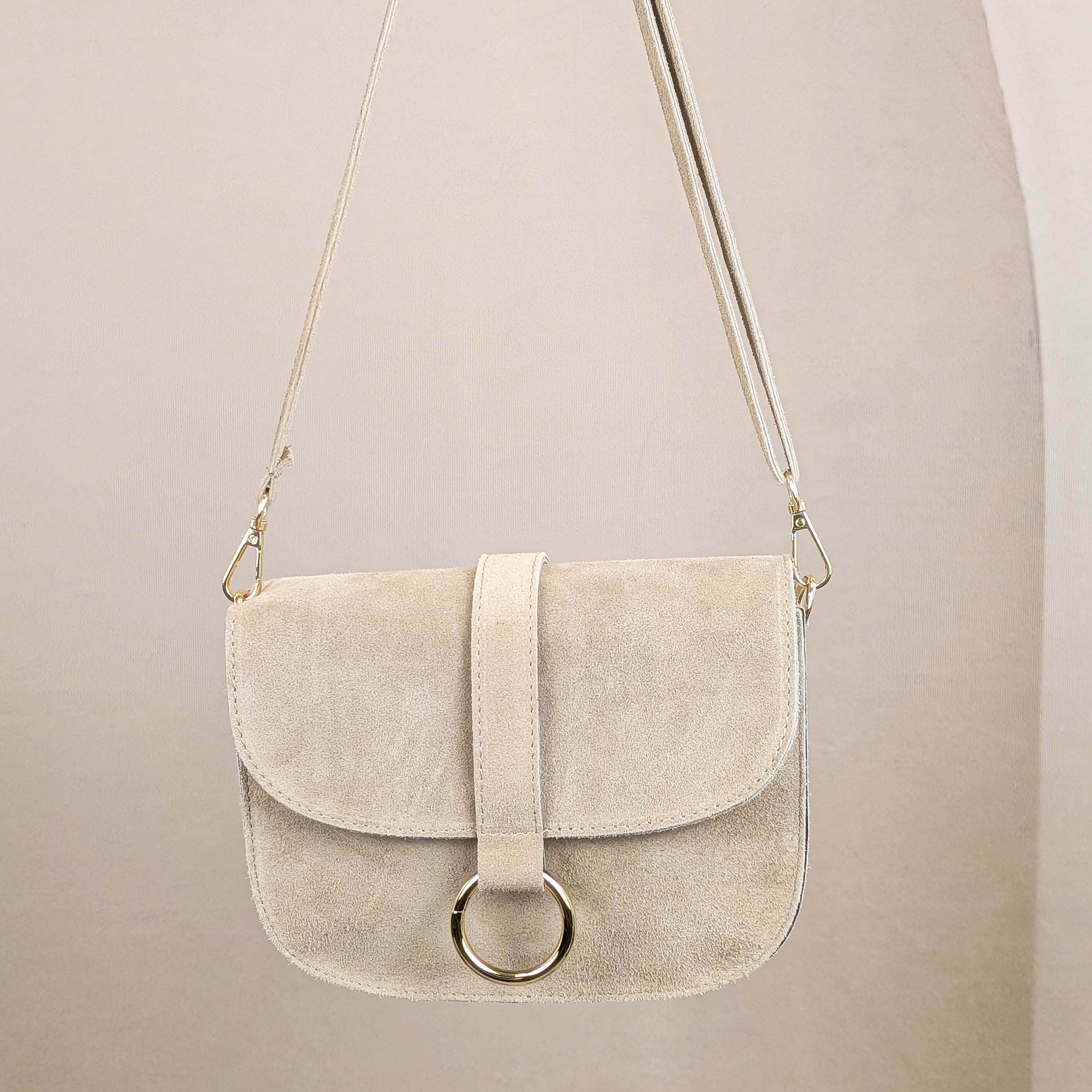 Umhängetasche mit goldenem Detail Creme