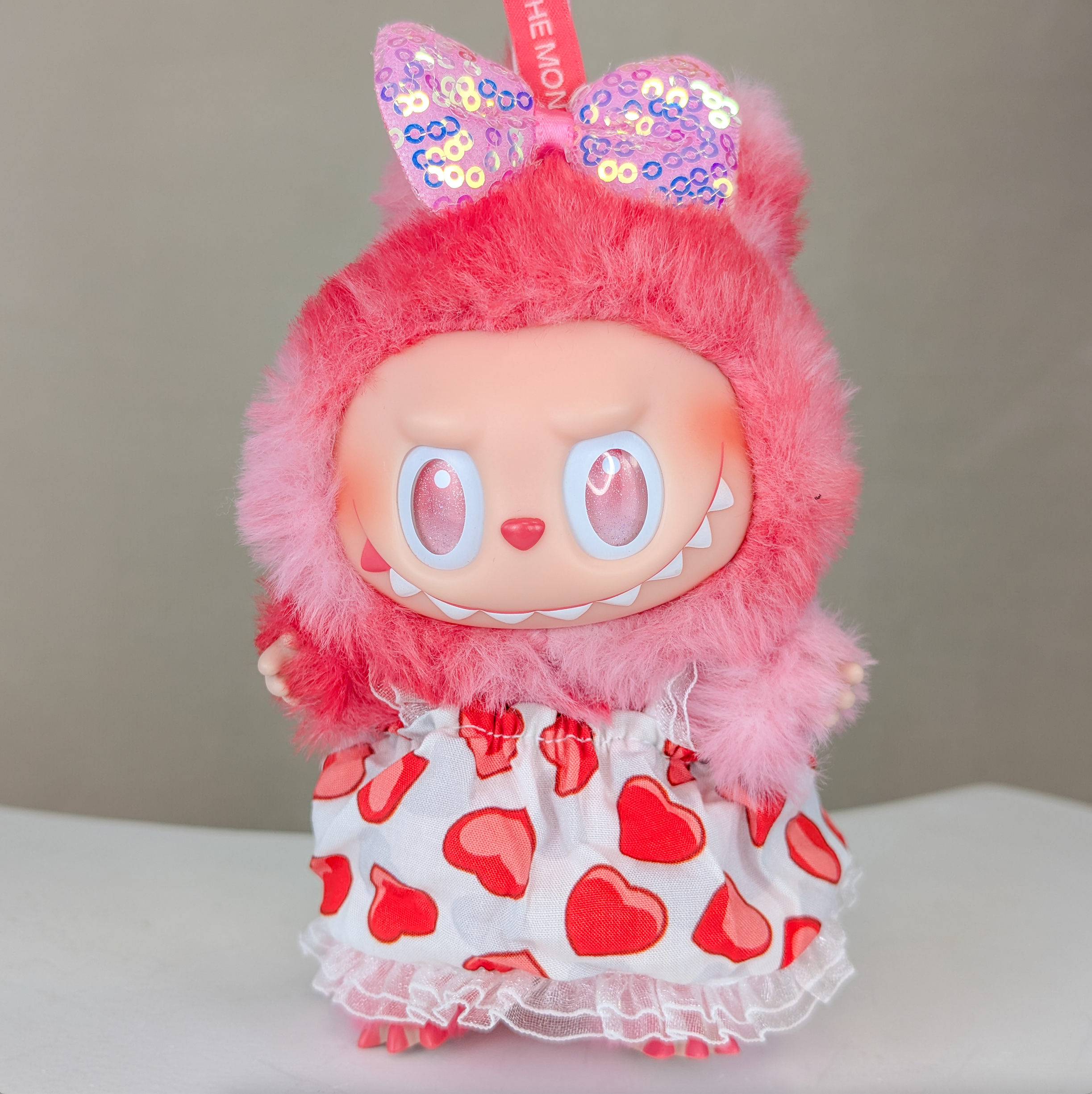 Labubu Outfit - Herz Kleid Rote Schleife