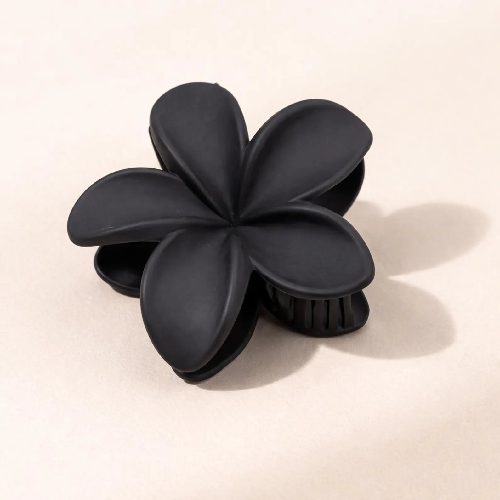 Matte Hawaii Lotus Blumen Haarklammer schwarz