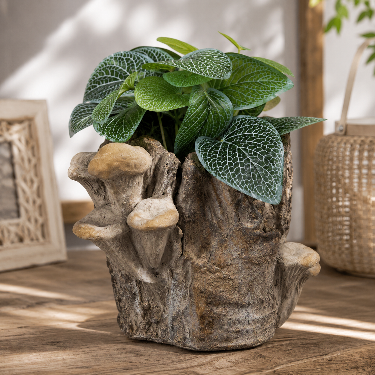 Blumentopf im Baumstamm-Design mit Pilzdetails – Naturgetreue Dekoration
