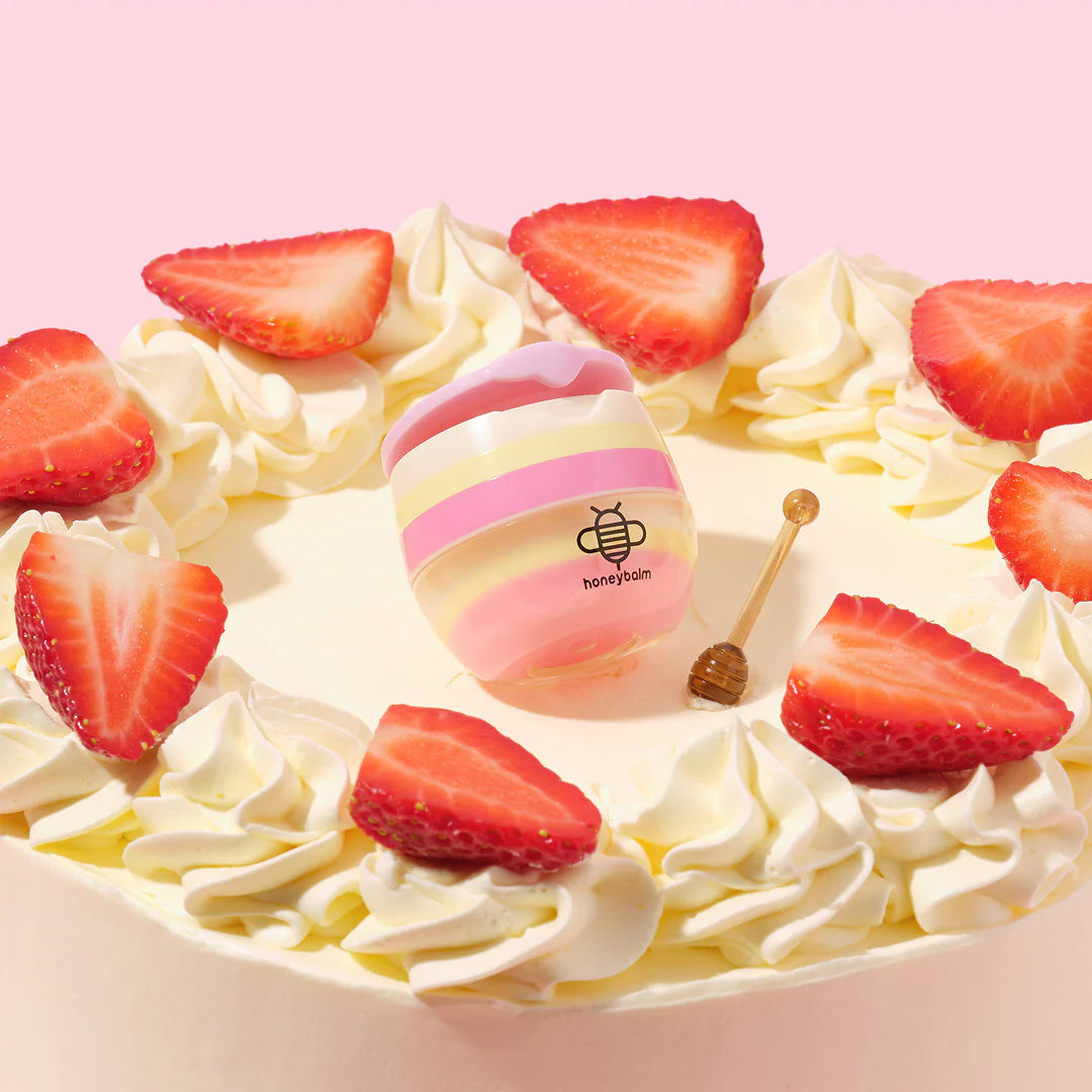 Honeybalm Birthday Cake – Cremige Lippenpflege mit Vanille-Erdbeer-Geburtstagskuchen Aroma