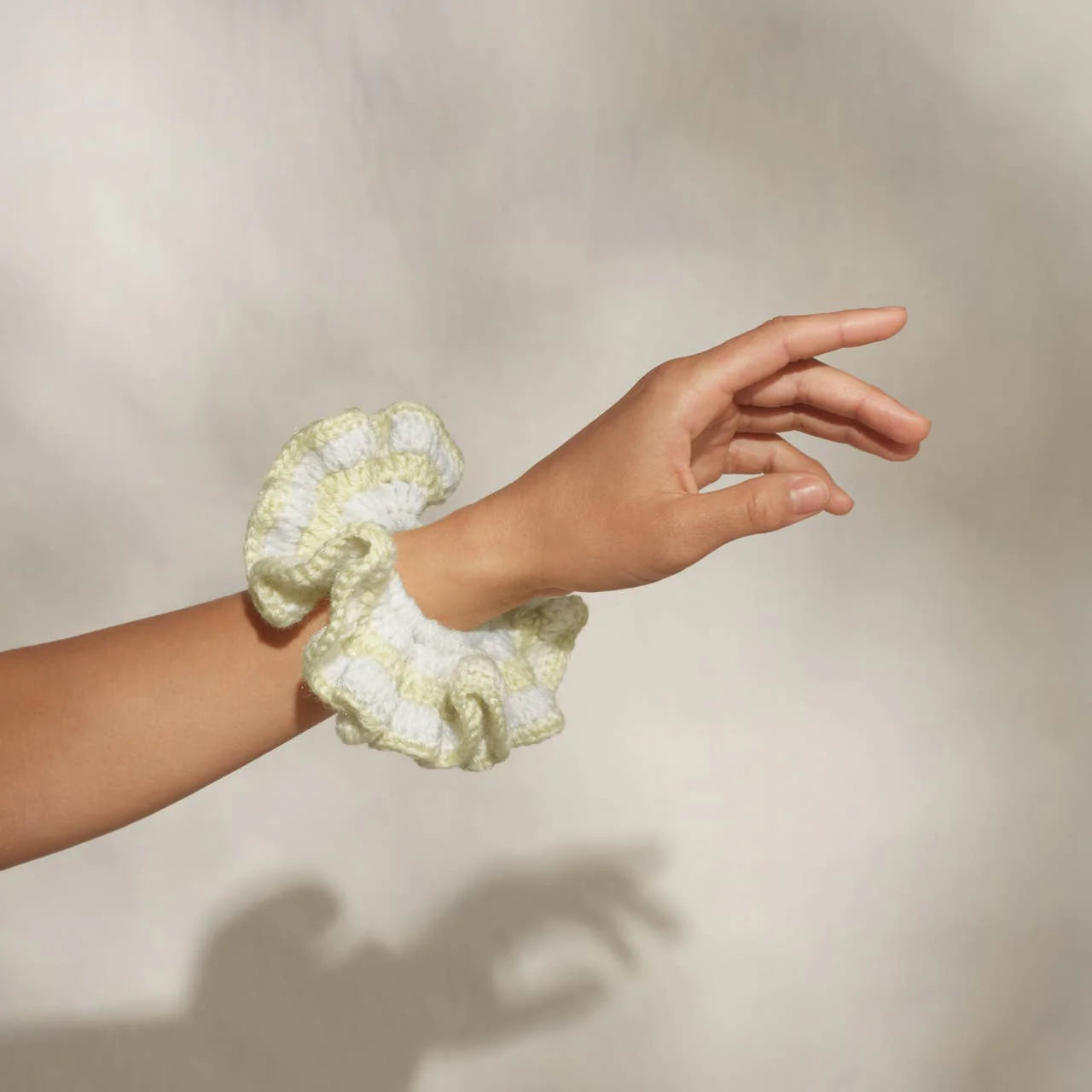 Kitsch Gehäkeltes Crochet Scrunchie – Butteryellow