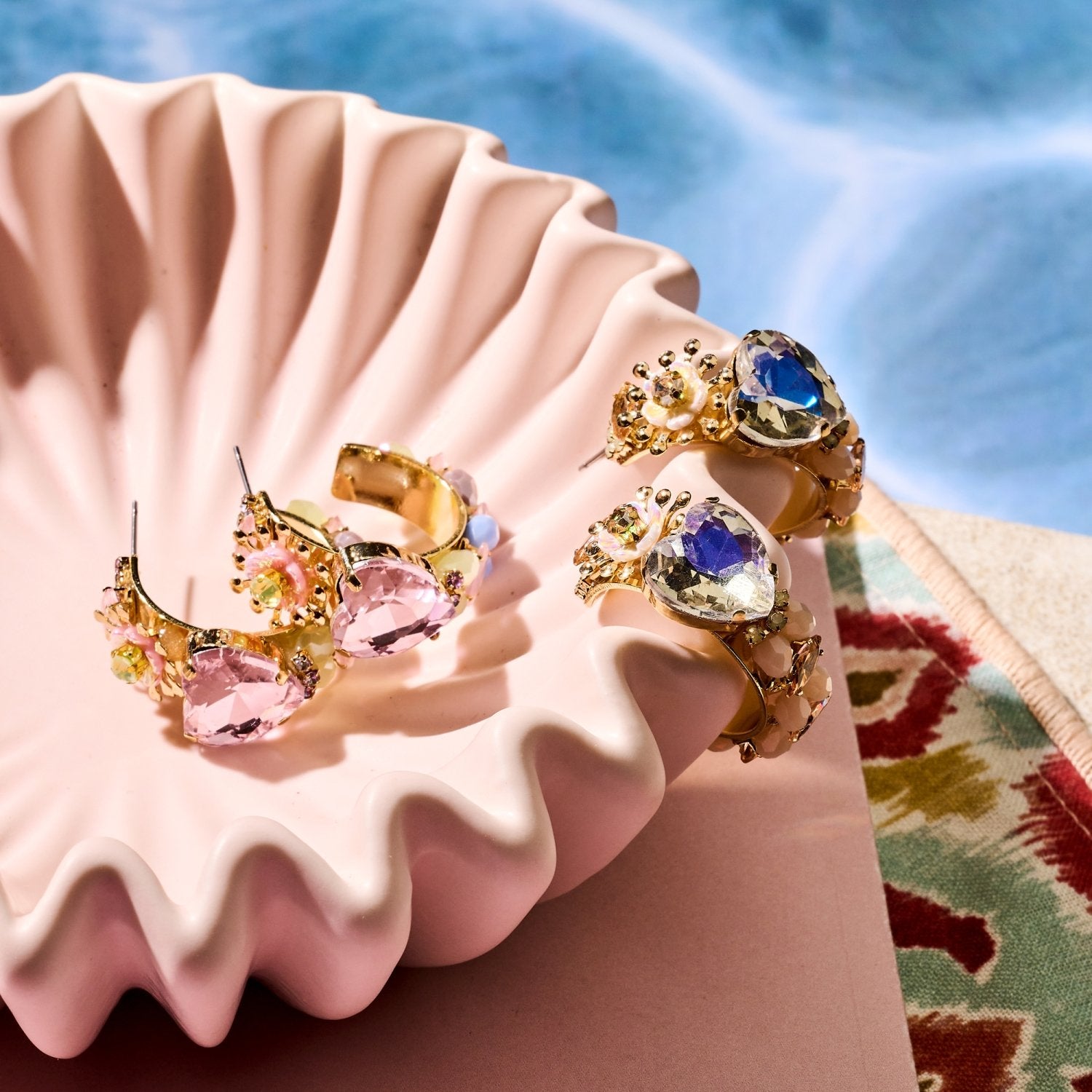 Pastel Diamond Heart Creolen Gold – Statement-Ohrringe mit Herz-Glasstein