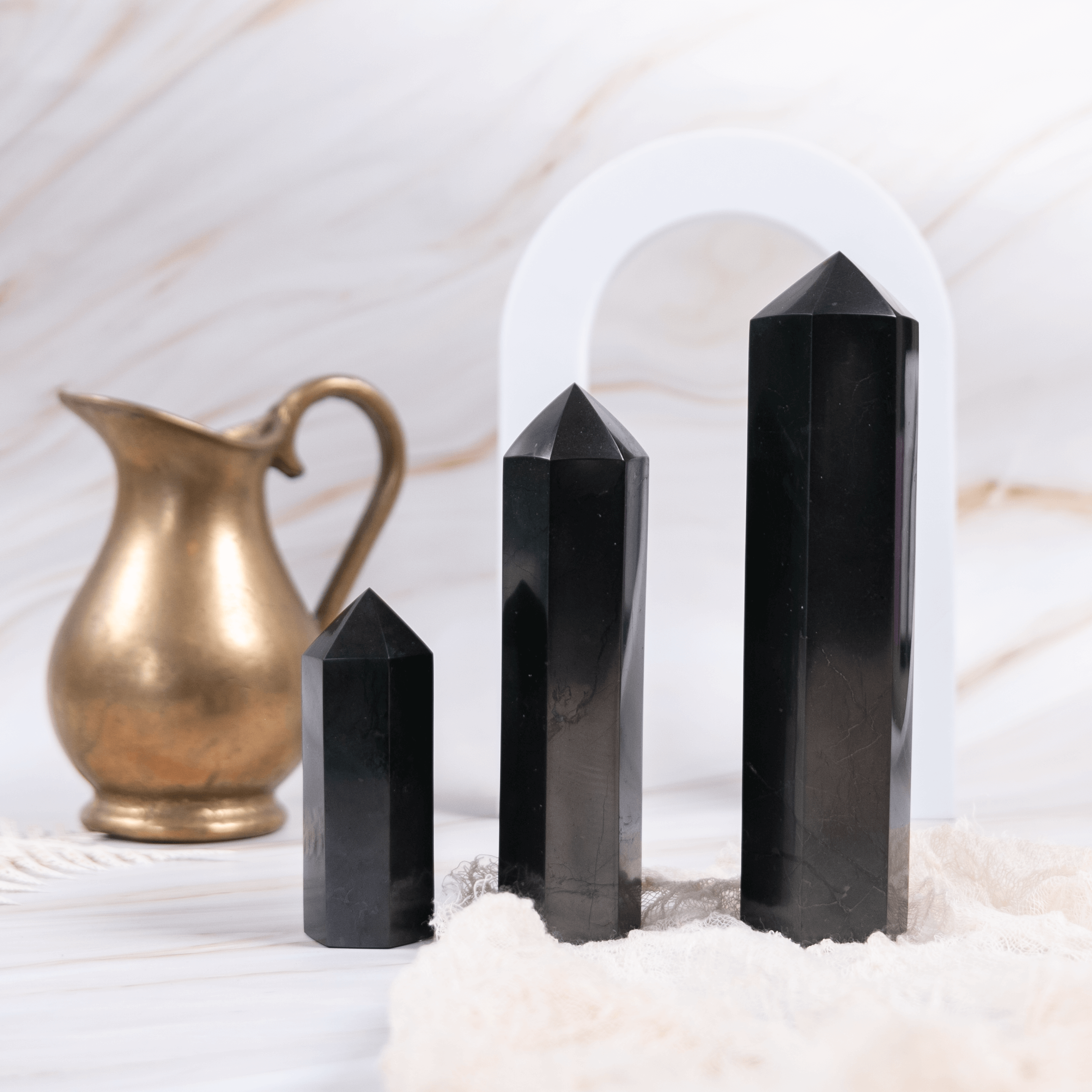 Schungit Shungit Edelschungit schwarz Edelstein Kristall Glücksbringer Talisman Heilstein poliert Strahlung Energie Strahlenschutz Schutz Elektrosmog Reinigung Erdung Annurah deutscher Onlineshop Spitze Turm poliert Rohstein Obelisk verschiedene Größen groß mittel klein