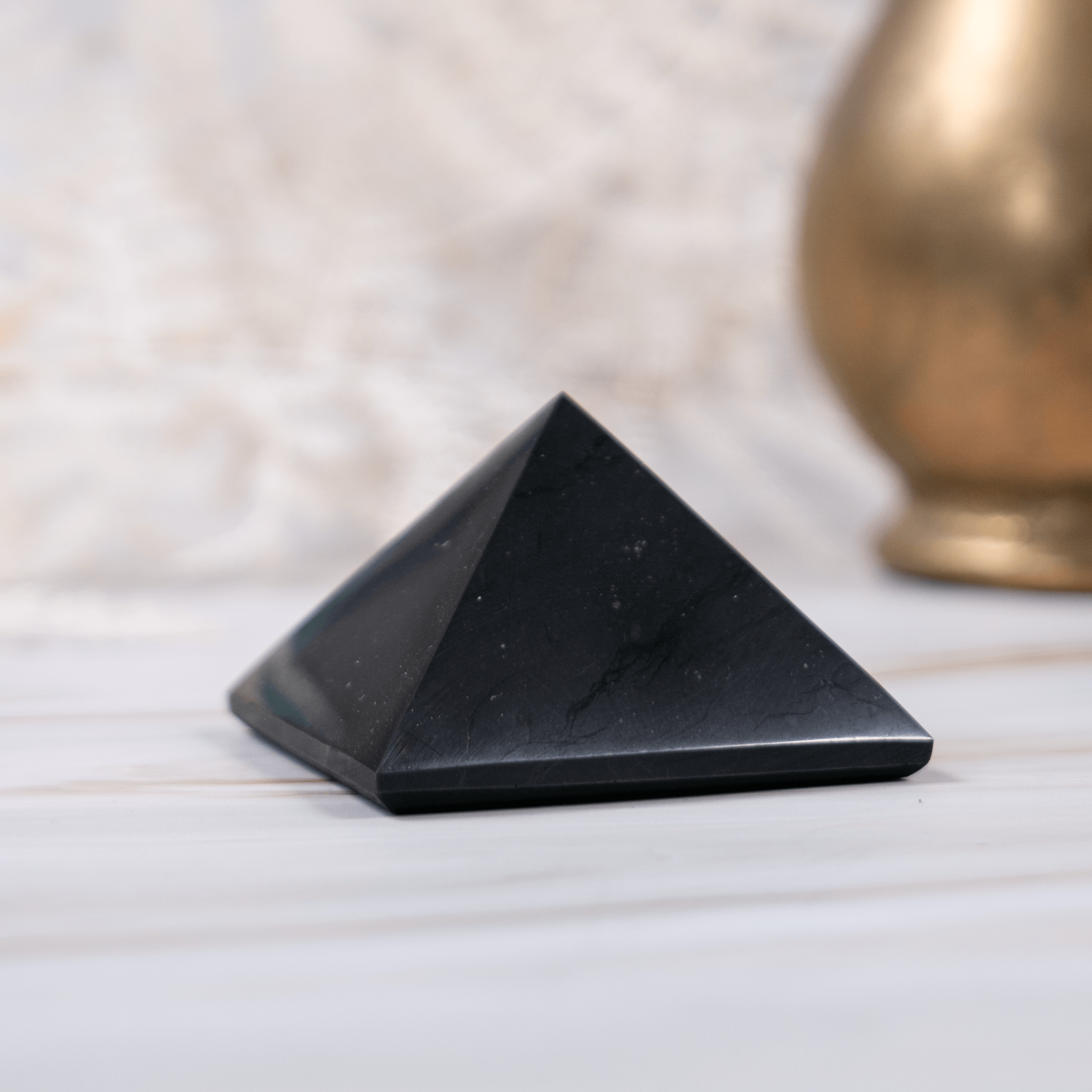 Schungit Shungit Edelschungit schwarz Edelstein Kristall Glücksbringer Talisman Heilstein poliert Strahlung Energie Strahlenschutz Schutz Elektrosmog Reinigung Erdung Annurah deutscher Onlineshop Pyramide Turm Spitze verschiedene Größen Ägypten Dreieck Pyrit Energie Chakra