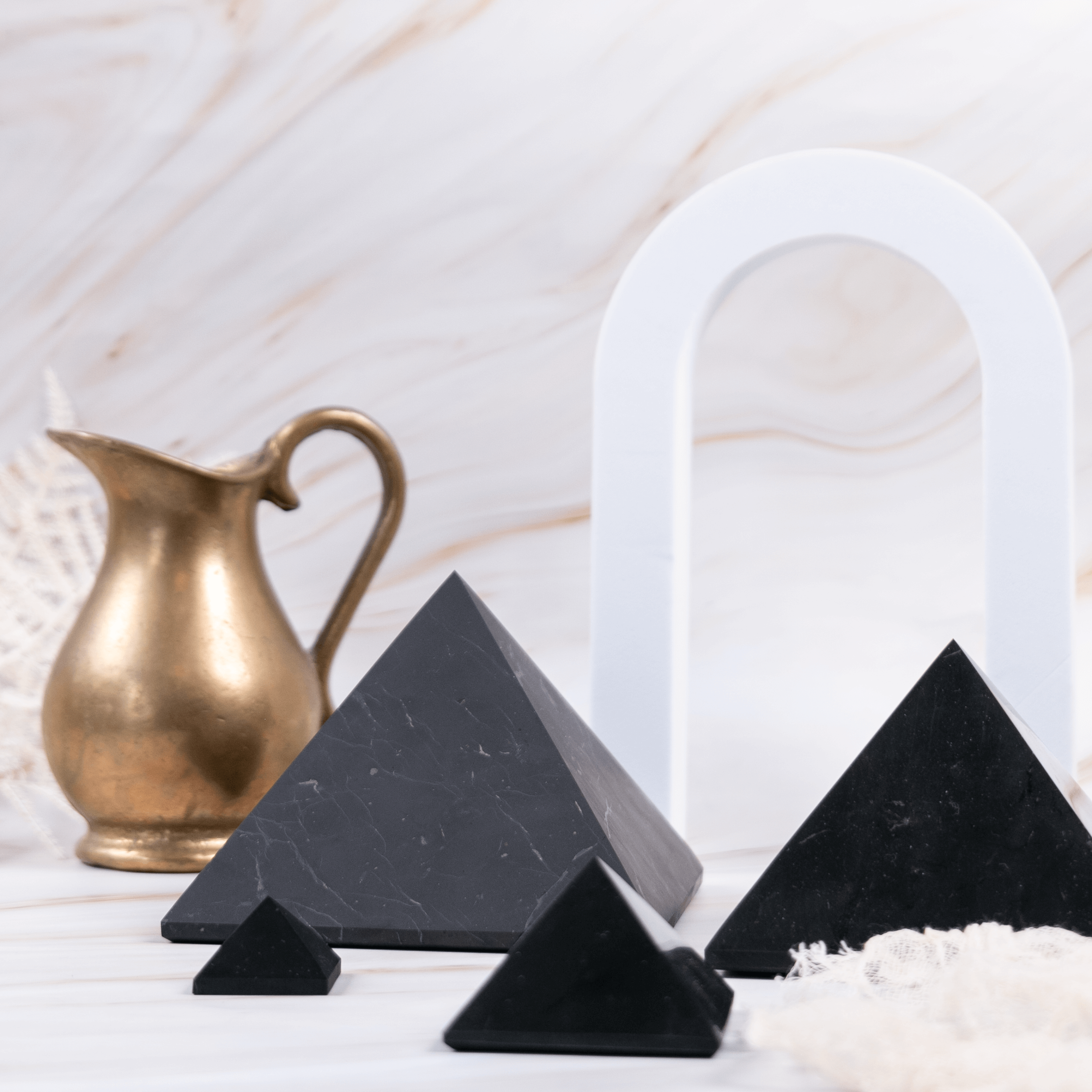 Schungit Shungit Edelschungit schwarz Edelstein Kristall Glücksbringer Talisman Heilstein poliert Strahlung Energie Strahlenschutz Schutz Elektrosmog Reinigung Erdung Annurah deutscher Onlineshop Pyramide Turm Spitze verschiedene Größen Ägypten Dreieck Pyrit Spitze Deko Dekoration