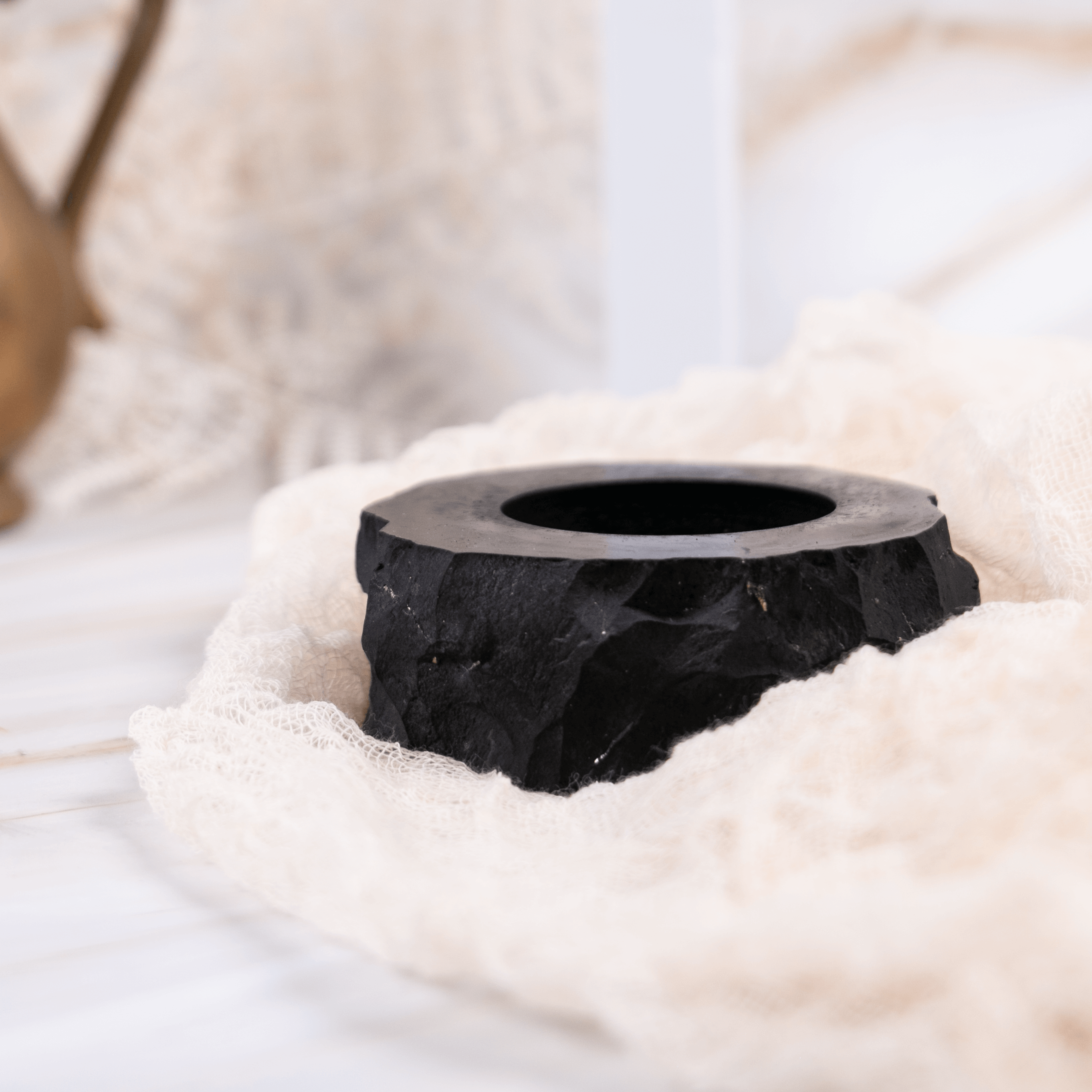 Schungit Shungit Edelschungit schwarz Edelstein Kristall Glücksbringer Talisman Heilstein poliert Strahlung Energie Strahlenschutz Schutz Elektrosmog Reinigung Erdung Annurah deutscher Onlineshop Teelicht Halter Teelichthalter Ei Kugelständer Kugel Kugelhalter Rohstein Schale Schälchen Unikat einzigartig Deko Dekoration