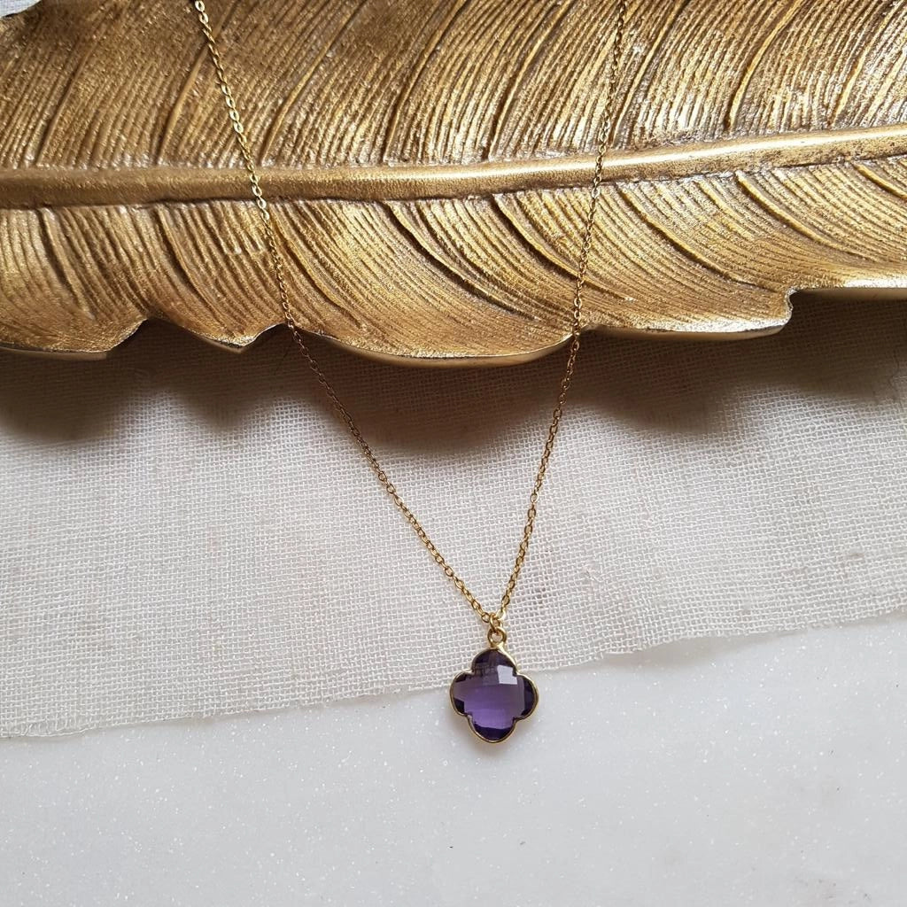 Amethyst Kleeblatt Kette aus Edelstahl vergoldet – Edelsteinschmuck für Ruhe und Klarheit