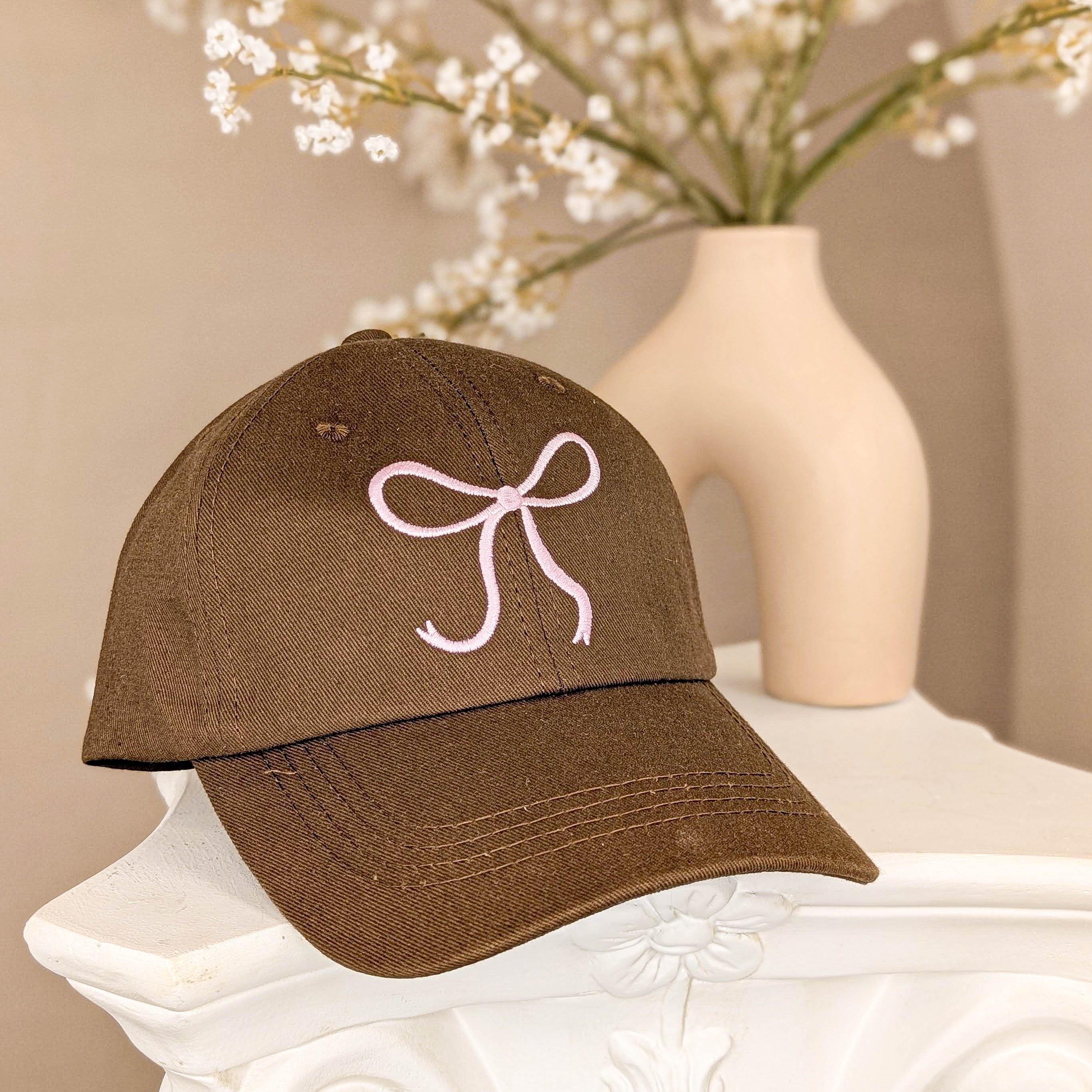 Cap mit Schleifenstickerei - Schoko