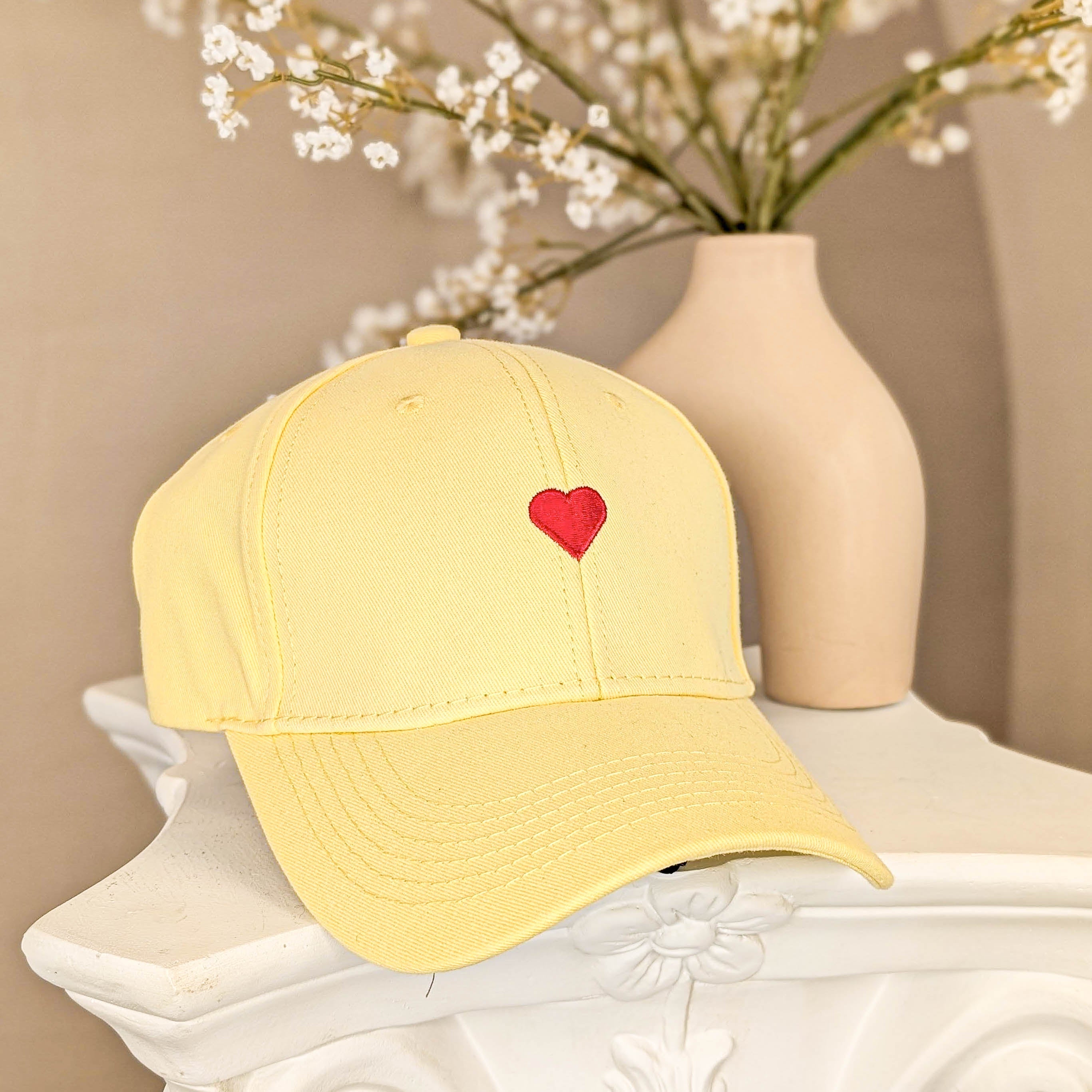 Cap mit Herzmotiv - Buttergelb