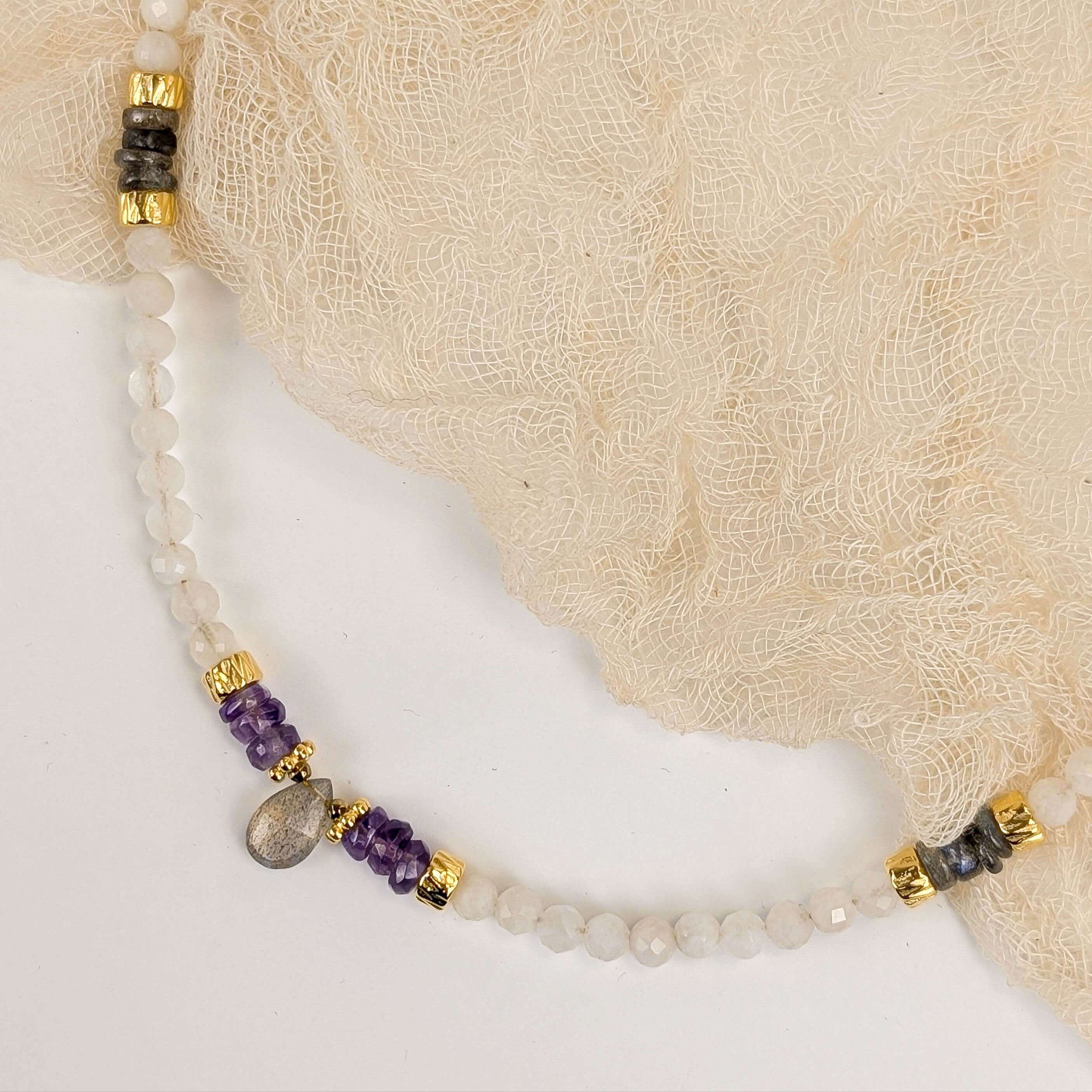 Annurah Kette – Weißer Mondstein, Labradorit & Amethyst