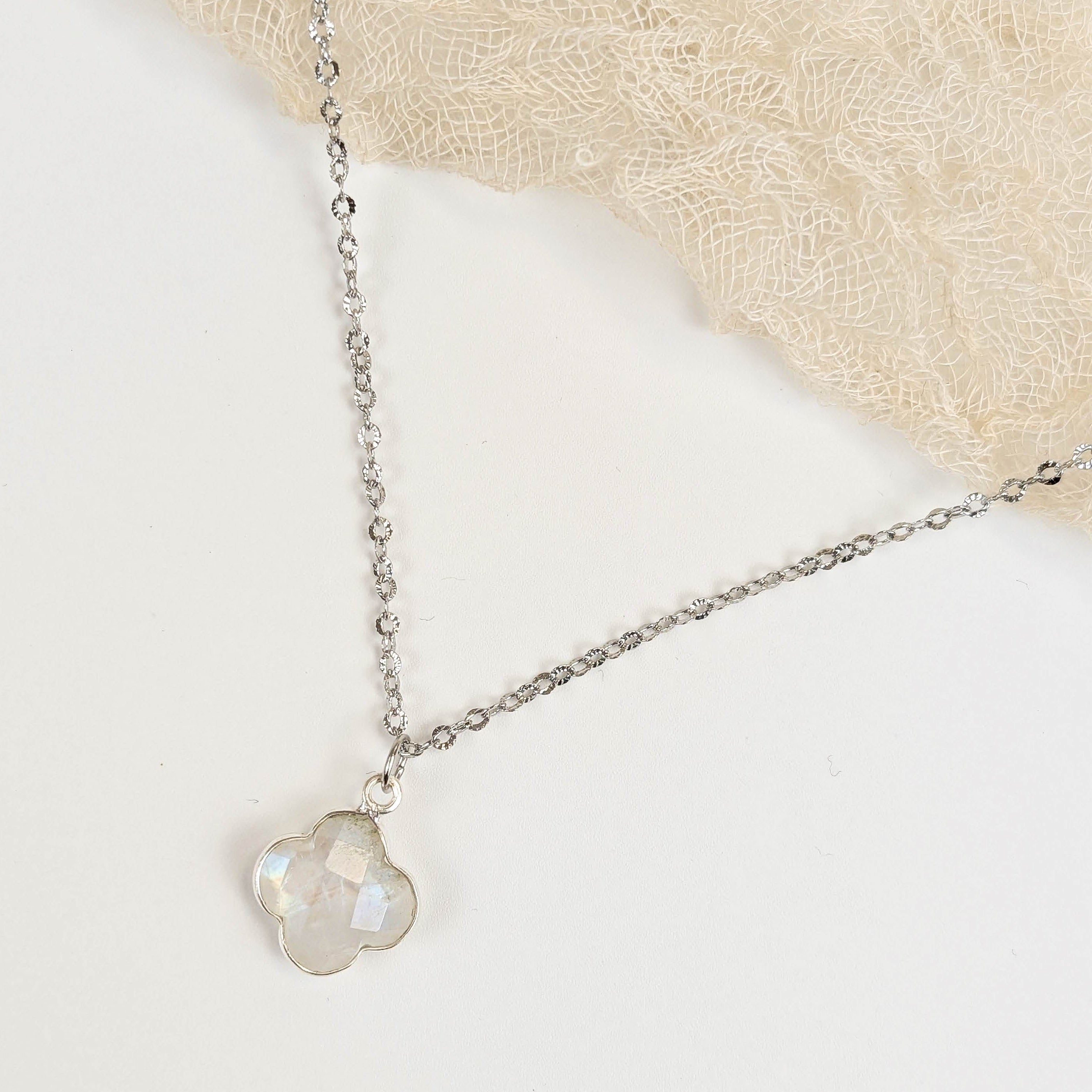 Regenbogen-Mondstein Kleeblatt Kette getragen – eleganter spiritueller Schmuck