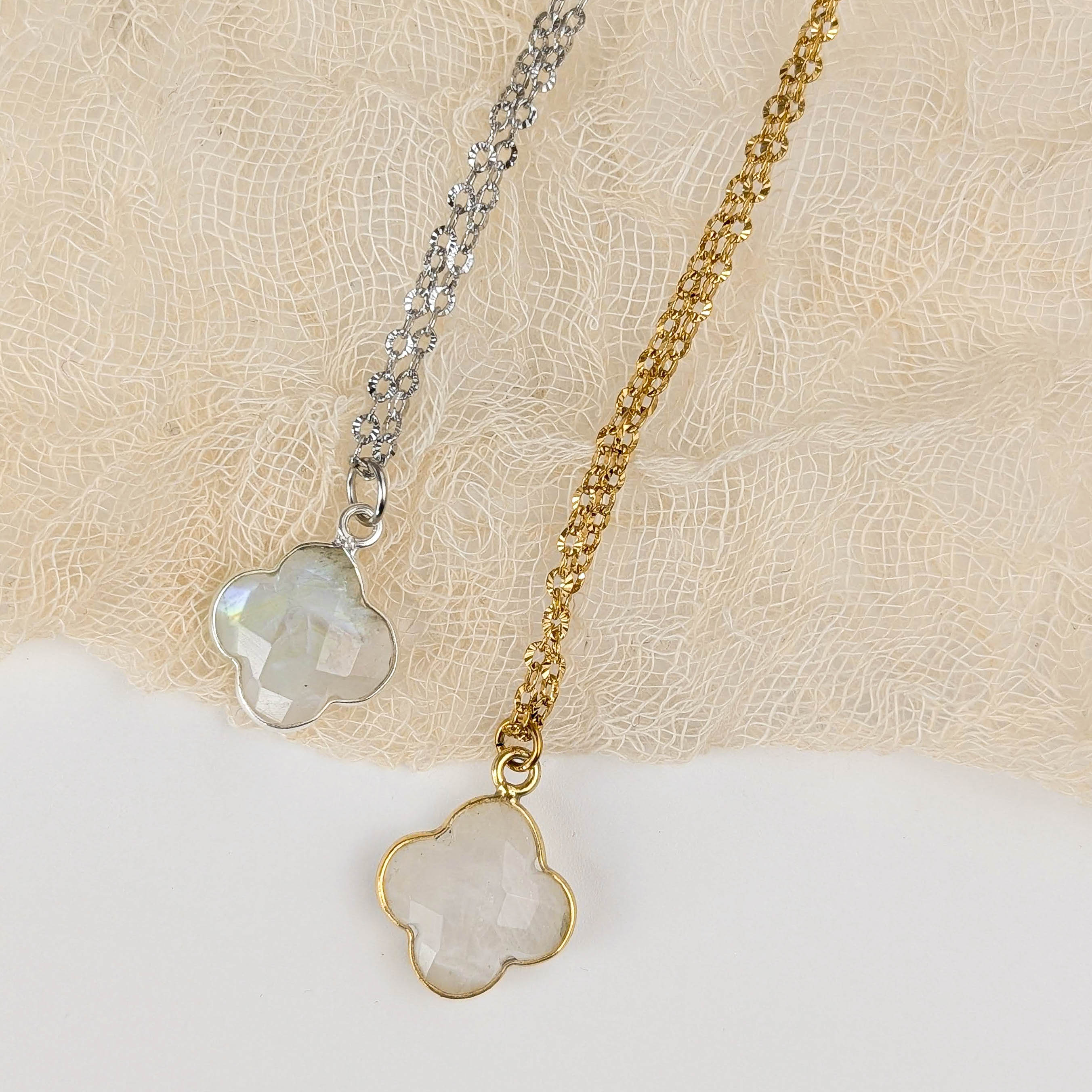 Regenbogen-Mondstein Kleeblatt Kette aus Edelstahl – Edelsteinschmuck für Intuition und Schutz