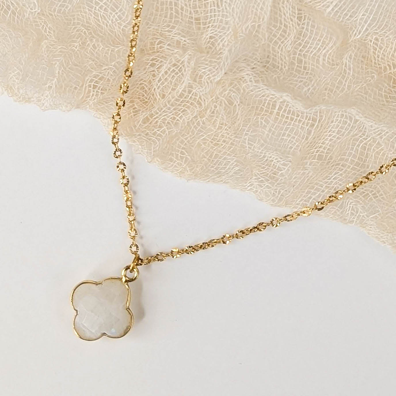 Detailaufnahme der Regenbogen-Mondstein Kleeblatt Kette mit schimmerndem Edelstein