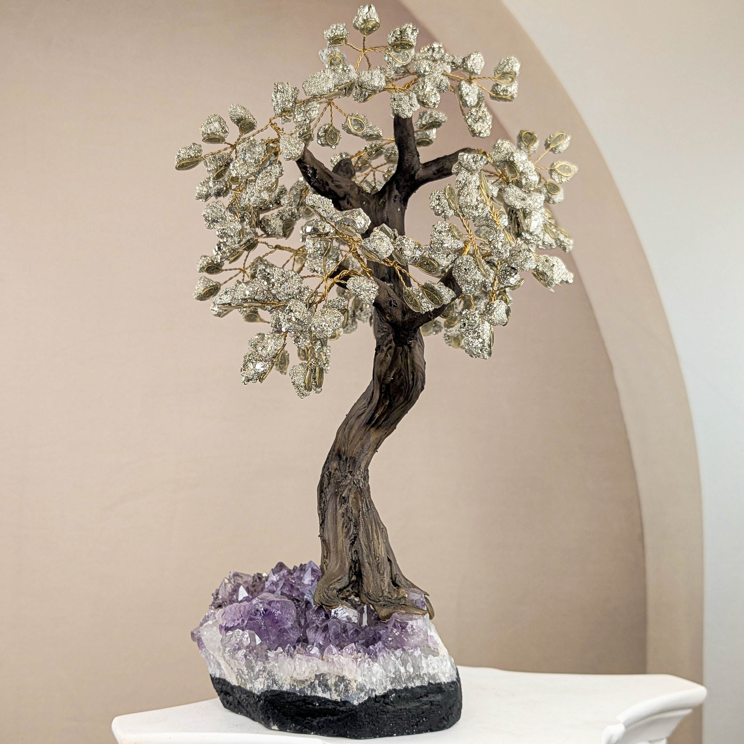 Edelsteinbaum aus Pyrit und Amethyst