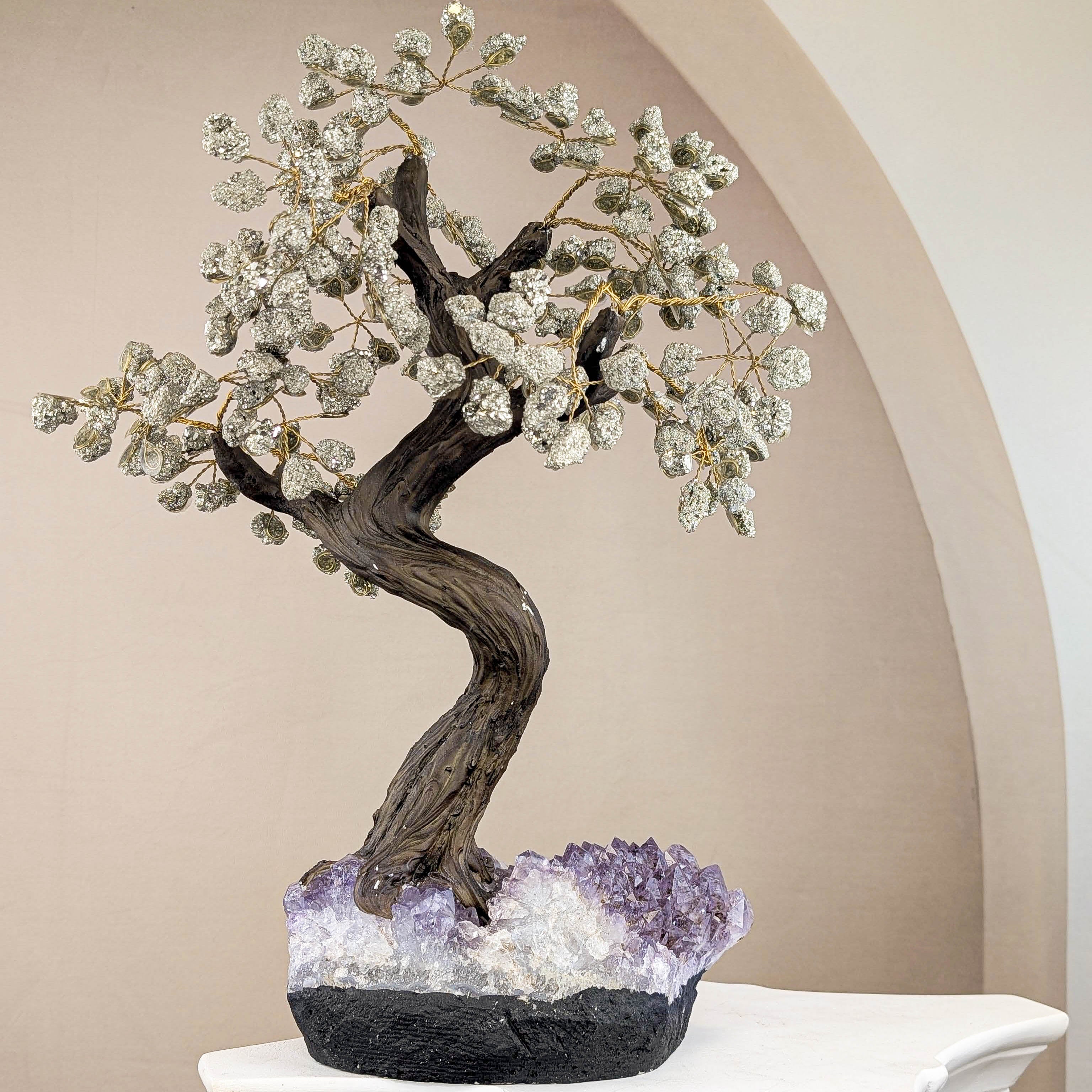 Edelsteinbaum aus Pyrit und Amethyst