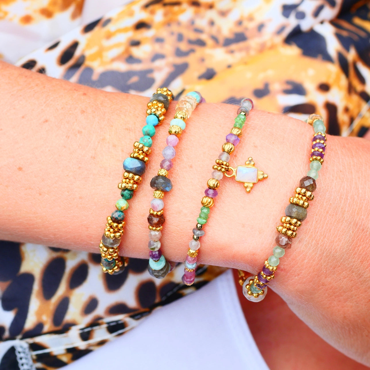 Edelstein Armband mit Andalusit, Citrin, Amethyst, aventurin getragen