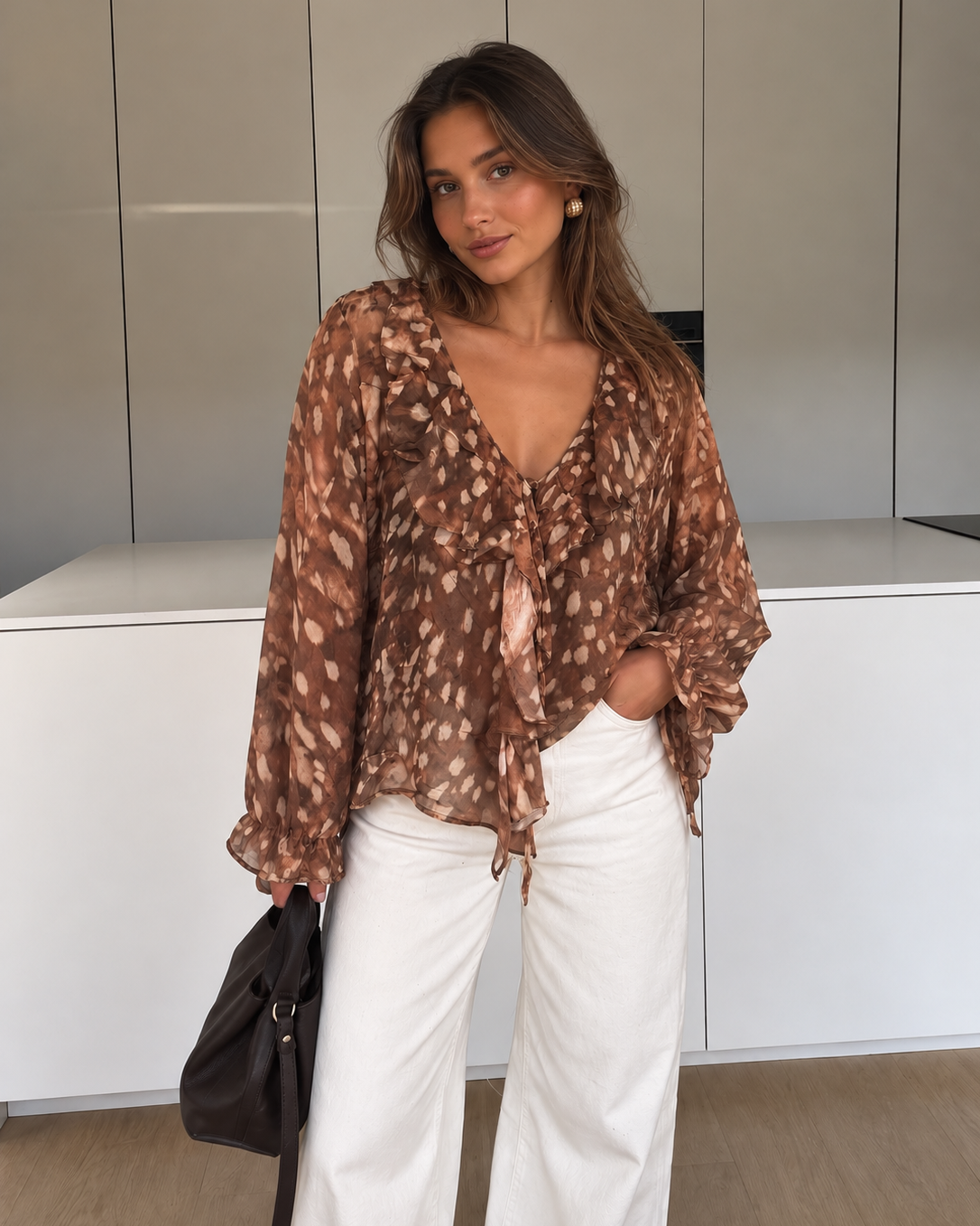 Braune Fawn Ruffle Bambi Bluse mit cremefarbenem Rehfell-Muster, V-Ausschnitt, Volants und langen Ärmeln.