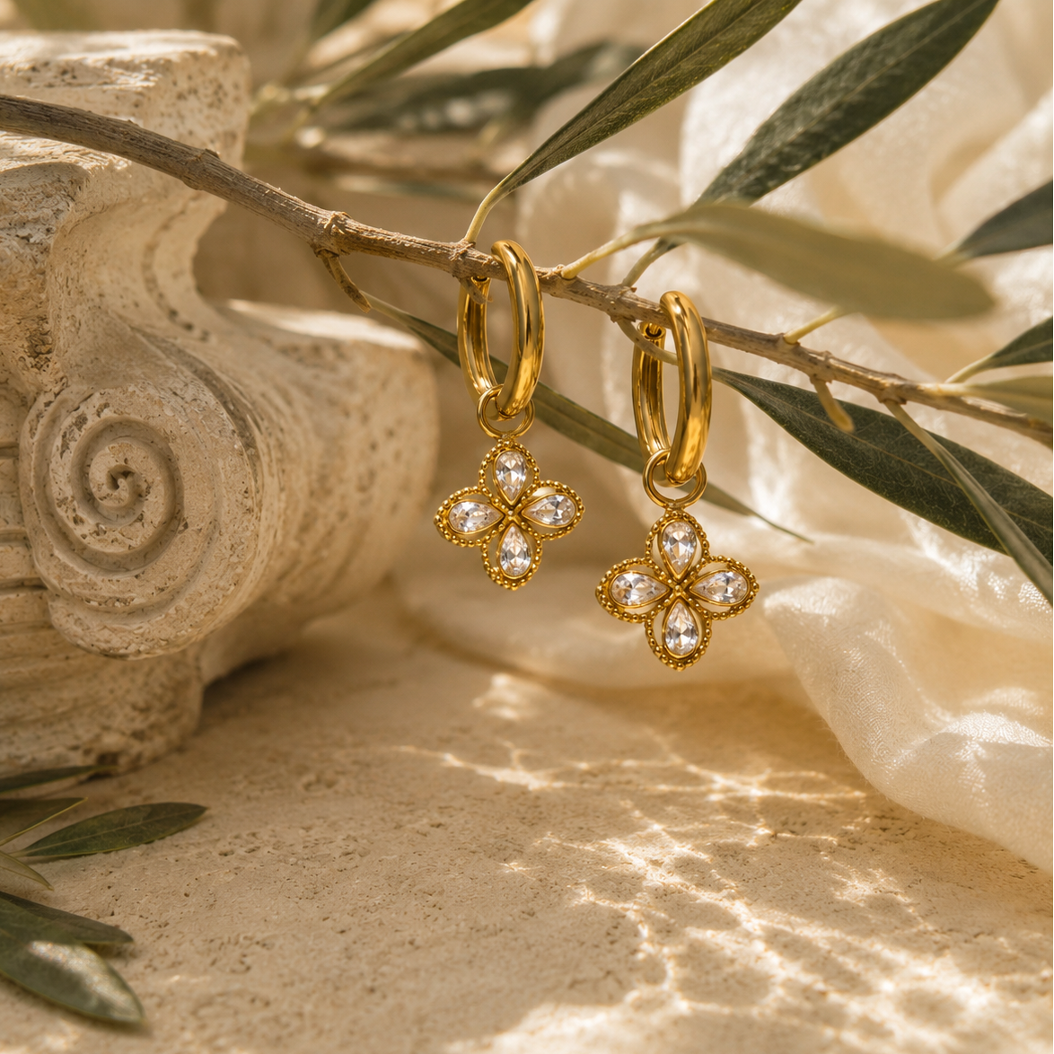 Blüten Charm Creolen mit klaren CZ Zirkonia | 18K vergoldeter Edelstahl | Mein Mantra