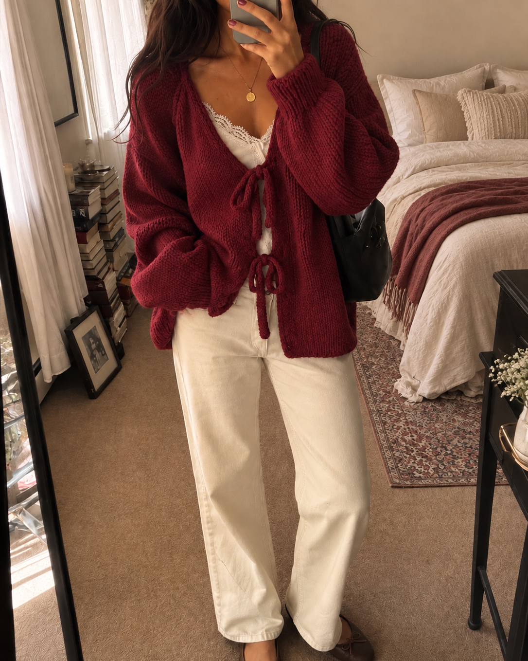 Kuscheliger Cozy Bow Cardigan mit drei Schleifenbindungen, voluminösen Ballonärmeln und weichem Grobstrick