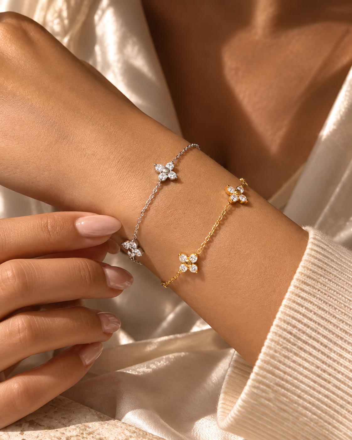 Crystal Blossom Edelstahl Blumen Armband mit funkelnden Steinen in Gold und Silber am Handgelenk
