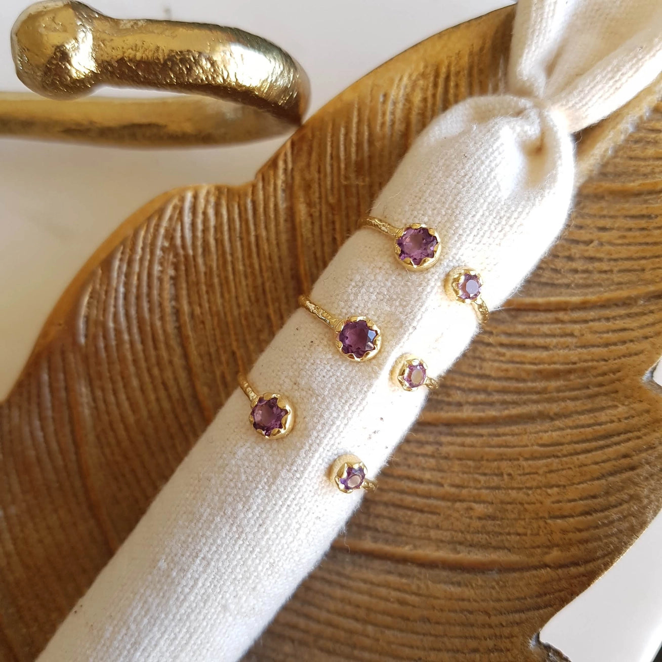 Detailaufnahme des Daenerys Rings mit Amethysten und strukturierter Oberfläche