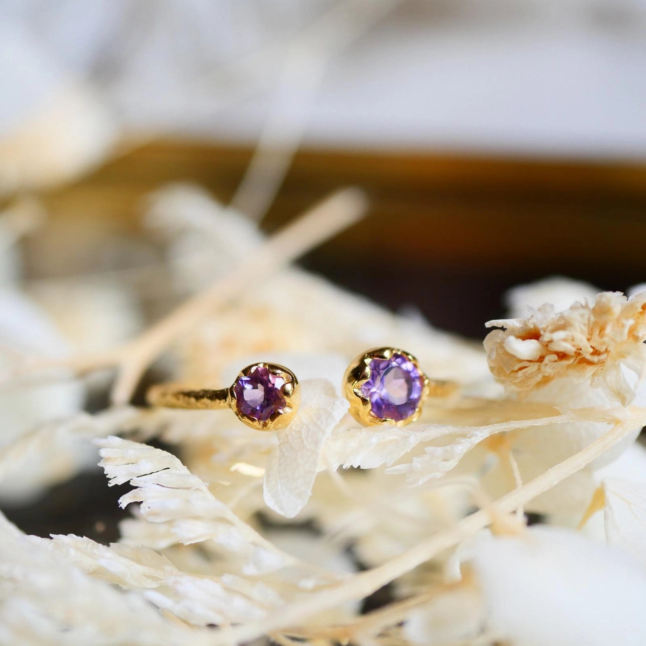 Daenerys Ring mit Amethyst – verstellbarer, vergoldeter Ring mit Hammerschlag-Effekt