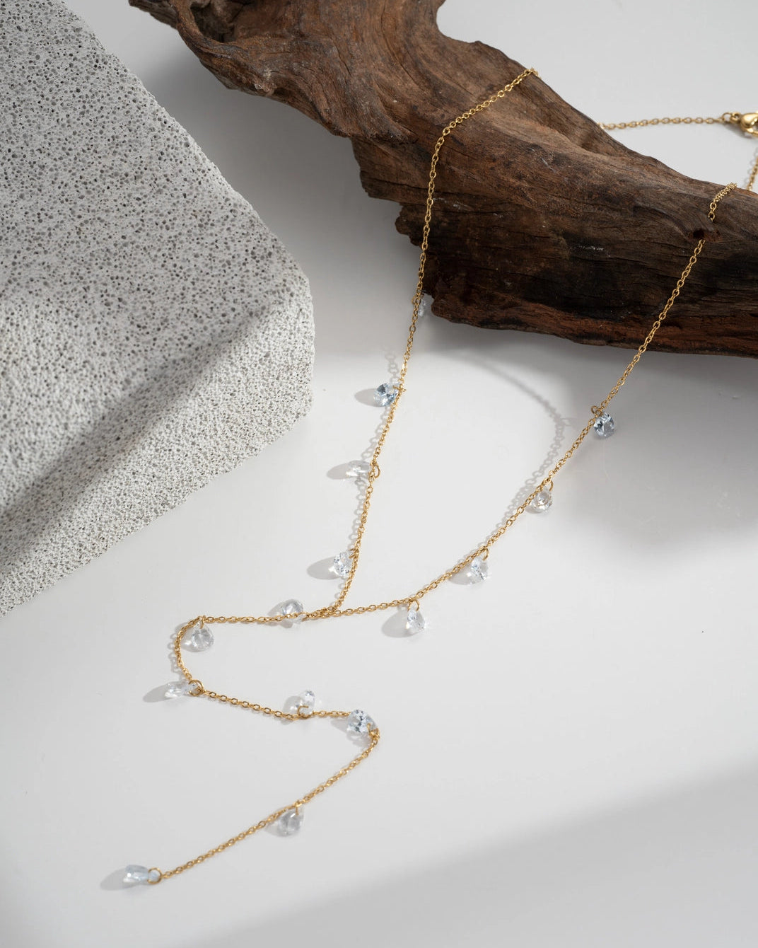 Vergoldete Y-Halskette aus Edelstahl – Tropfenförmige Kristallanhänger
