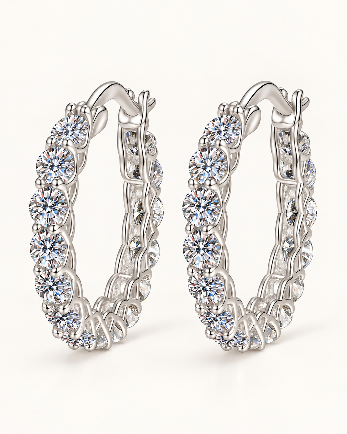 Eternal Radiance Moissanit Creolen aus 925 Sterling Silber mit funkelnden Rundschliff-Steinen