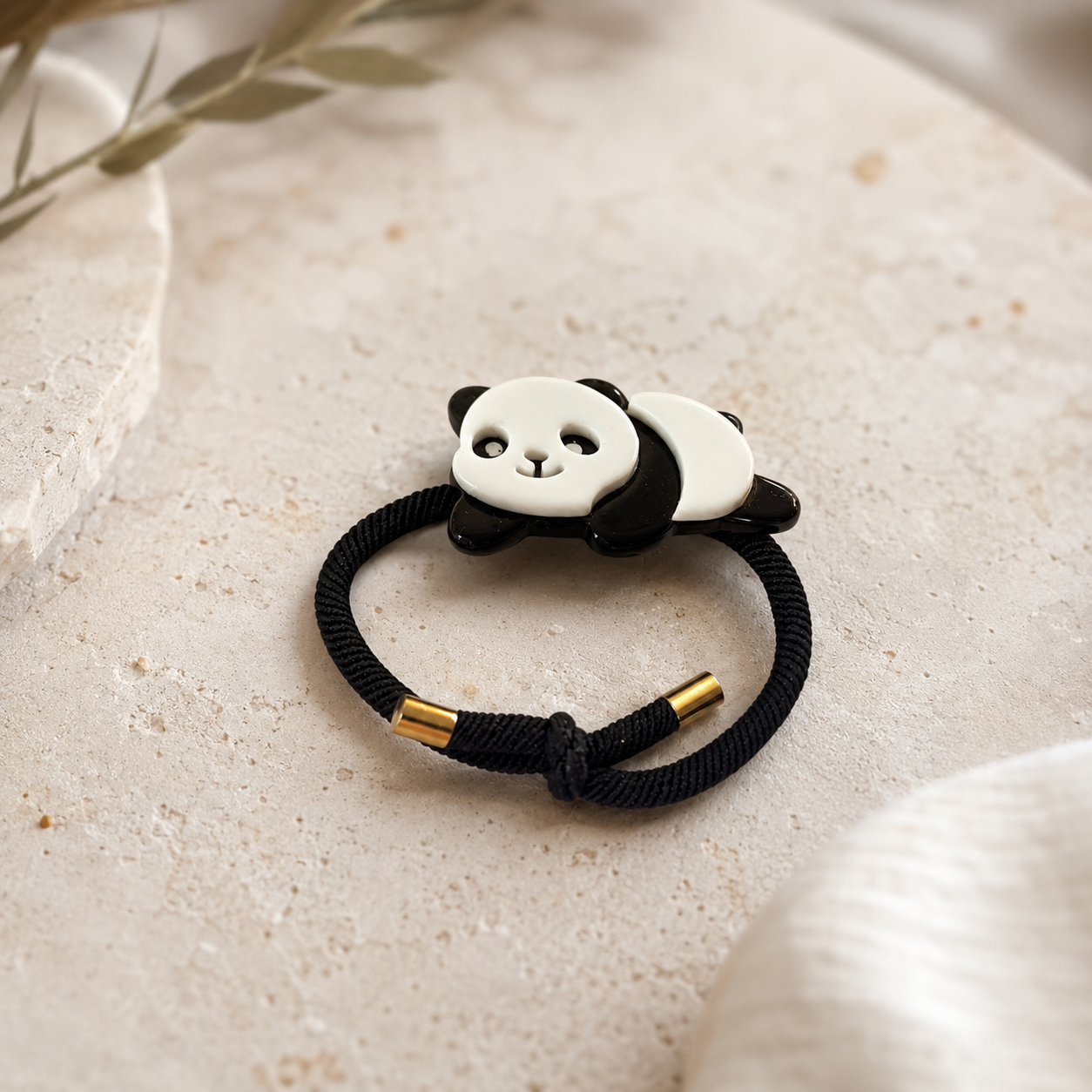 Haargummi mit Panda-Anhänger – Schwarz & Gold