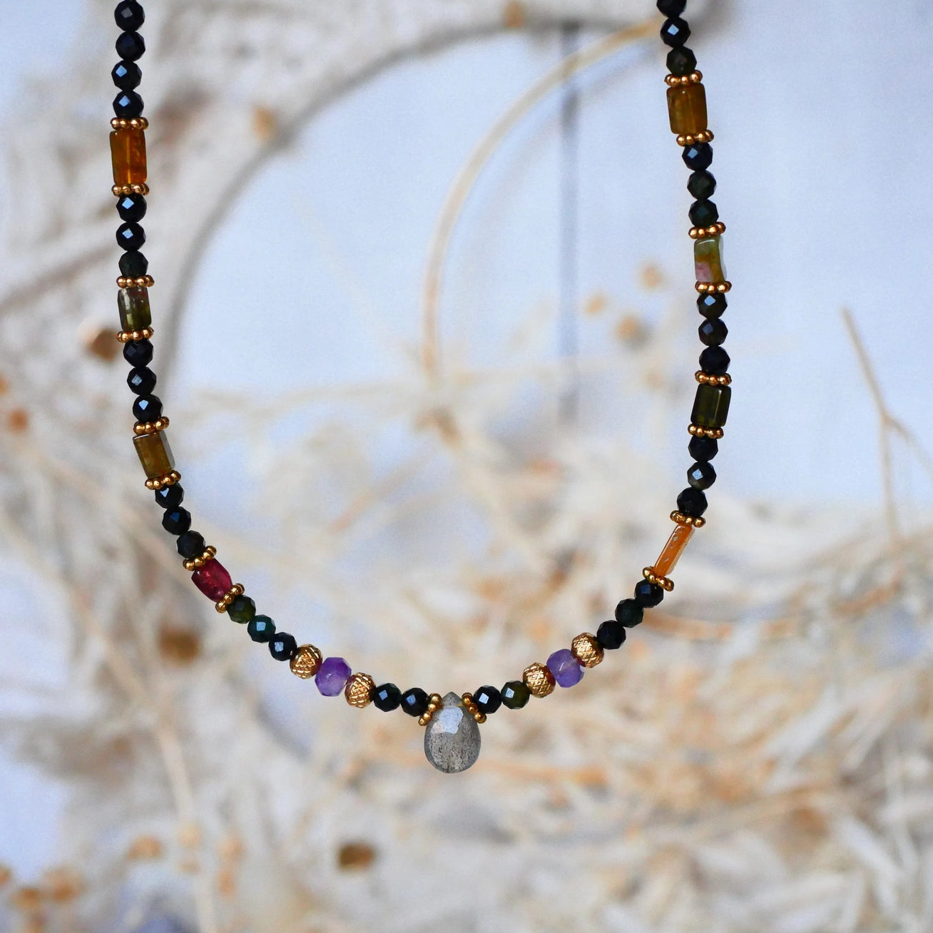 Harini Halskette mit grünem Turmalin, Amethyst und Labradorit – spiritueller Edelsteinschmuck