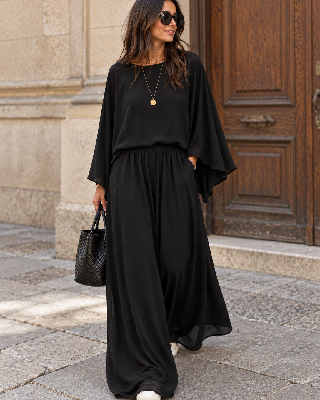 Schwarze Flowy Palazzo Hose mit weitem Schnitt, elastischem Bund und elegant fallendem Stoff.