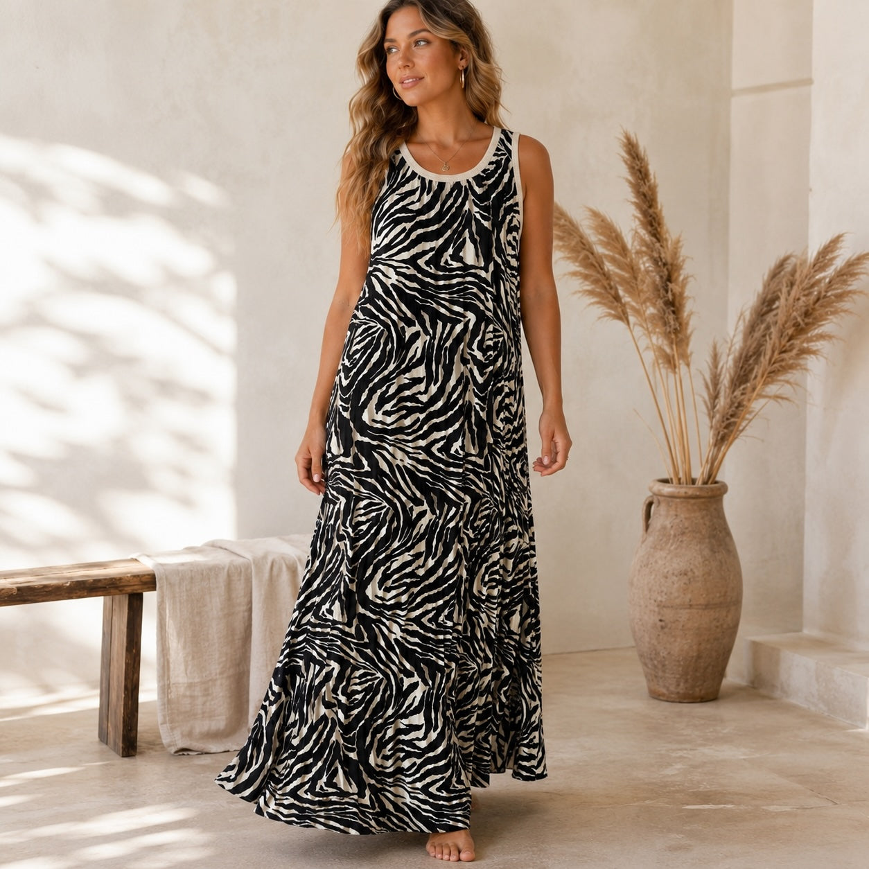 Fließendes Sommer-Maxikleid mit abstraktem Zebramuster