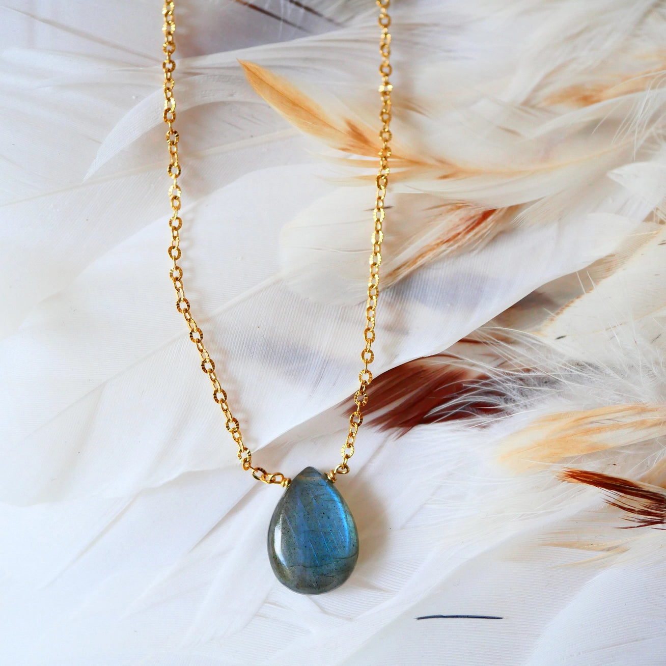 Detailaufnahme der Nora Kette mit Labradorit Tropfen Edelstein