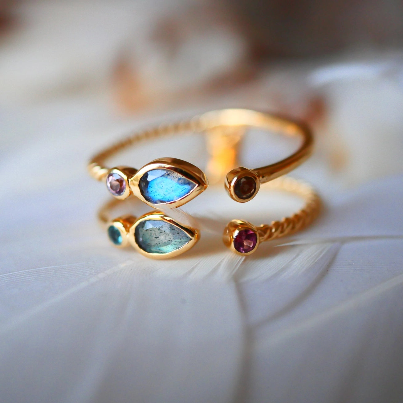 Elara Ring mit Labradorit und Turmalin – verstellbarer, vergoldeter Edelsteinring