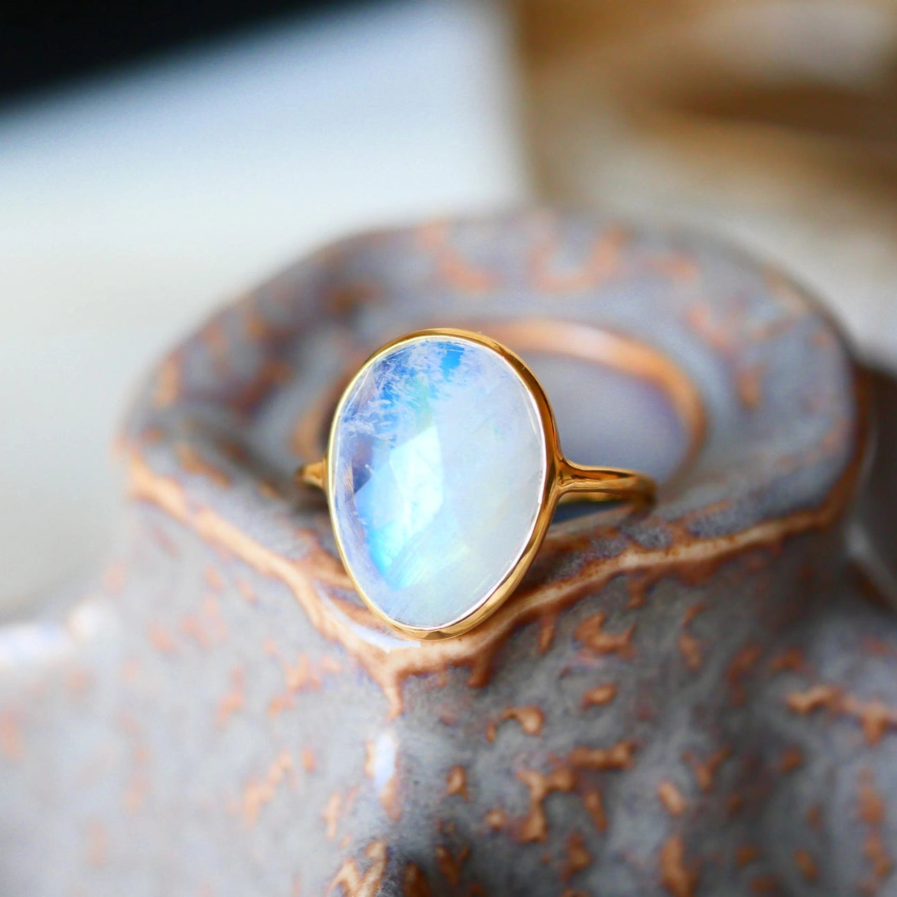 Maka Regenbogen-Mondstein Ring – verstellbarer, vergoldeter Ring für Intuition und Balance