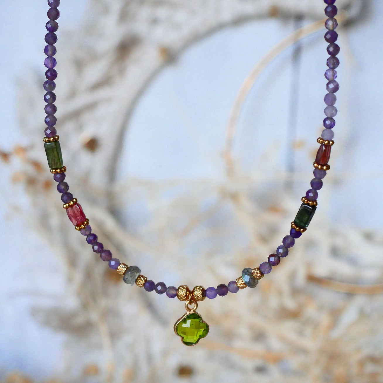 Mangala Halskette mit Peridot-Kleeblatt, Turmalin und Amethyst – spiritueller Edelsteinschmuck