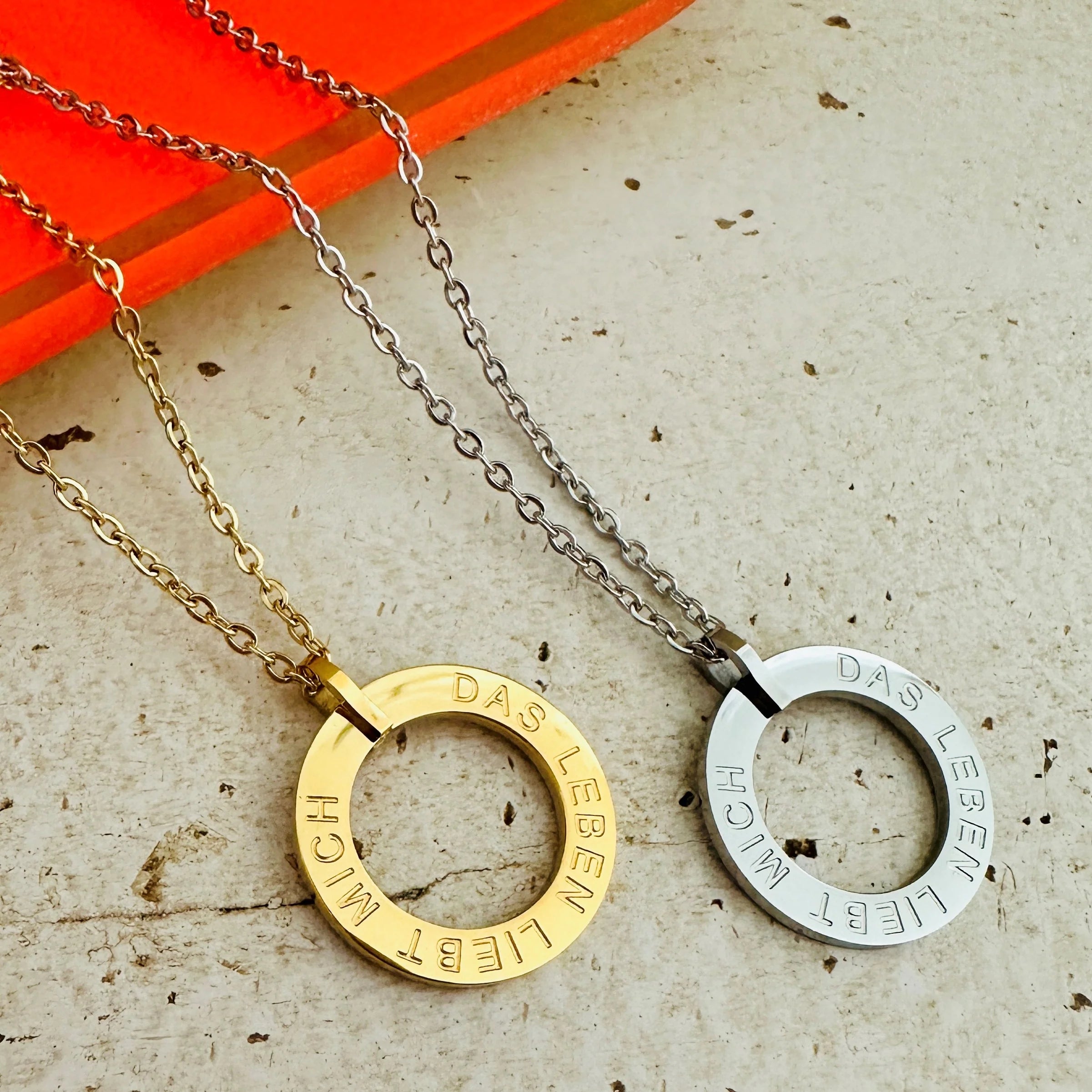 Mantrakette „DAS LEBEN LIEBT MICH“ – Edelstahl Halskette in Gold oder Silber – 45+5 cm