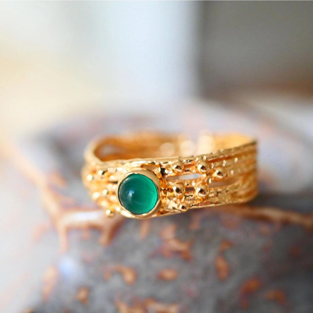 Nirmal Ring mit grünem Onyx – verstellbarer, vergoldeter Edelsteinring für Erdung und Wachstum