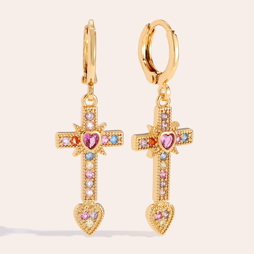 Pastel Diamond Cross Ohrringe – Vergoldete Creolen mit Kreuz