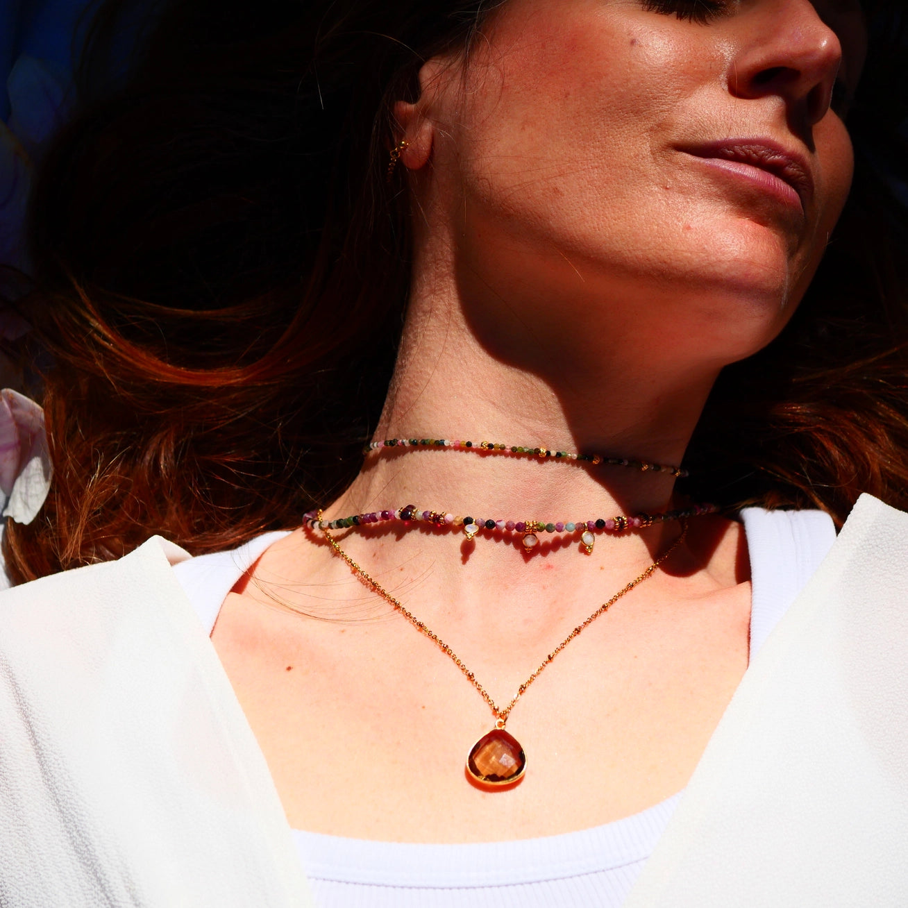 Raia Kette mit Rauchquarz getragen – eleganter Edelsteinschmuck